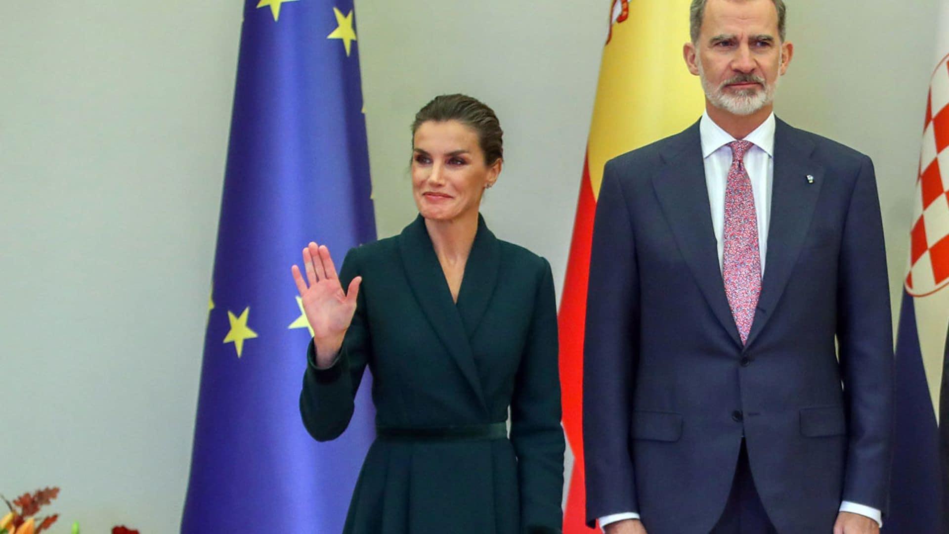 La Reina aterriza en Croacia con el vestido verde que marcó un emotivo homenaje