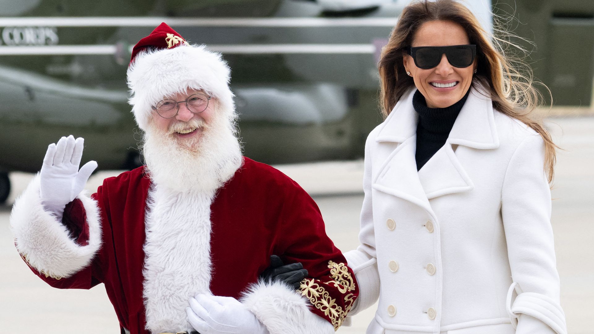 Melania Trump junto a Santa Claus en la Base del Cuerpo de Marines de Quantico.