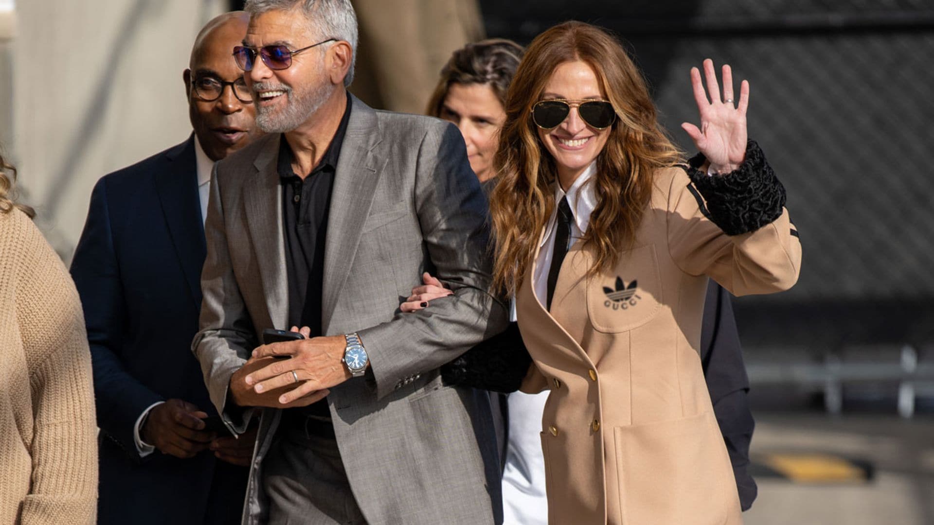 Julia Roberts o cómo rejuvenecer el traje clásico con nuevos aires deportivos