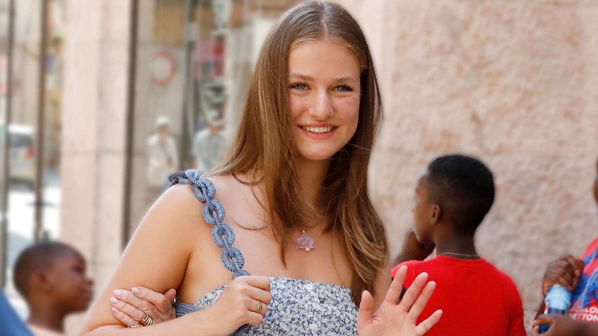La princesa Leonor se divierte con amigos en un chiringuito de la Costa del Sol