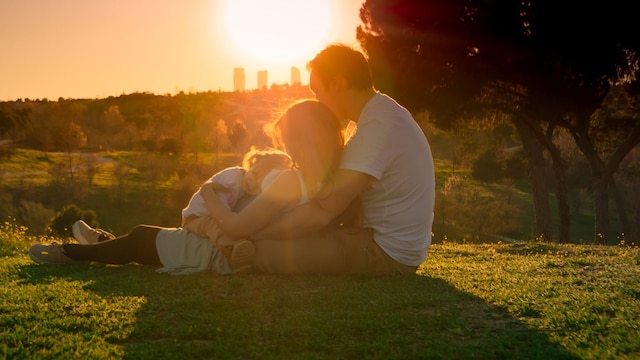 Familia al atardecer en un parque de la ciudad de Madrid