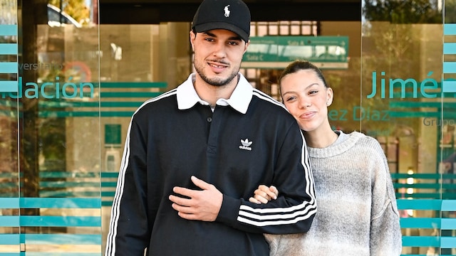 Alejandra Rubio y Carlo Constanzia en la puerta del hospital tras ser padres por primera vez