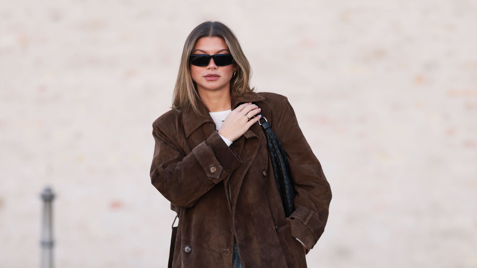 12 looks de primavera con 'trench' de ante, la gabardina más bohemia y estilosa