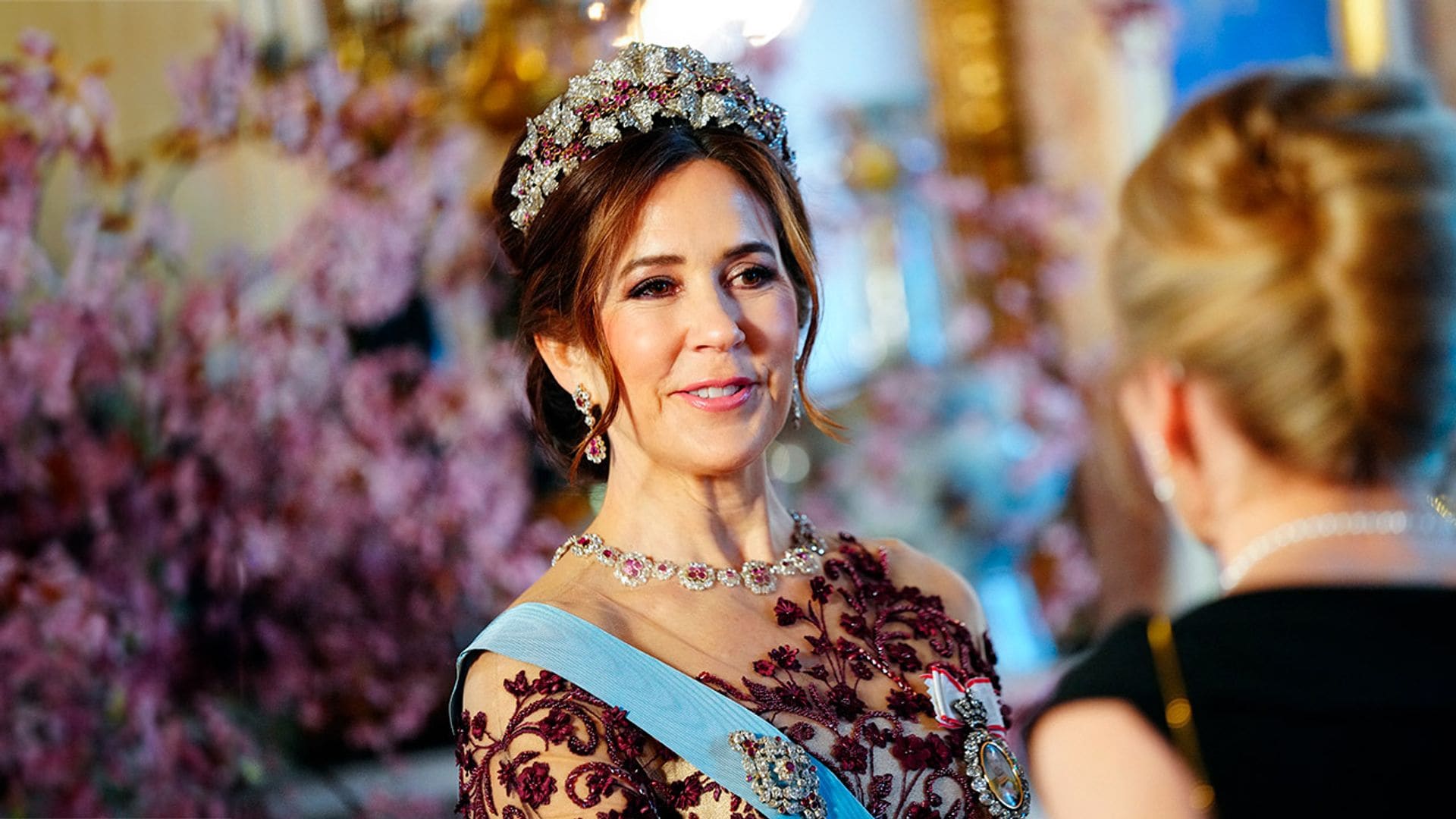 El broche ramillete, la tiara de rubíes y todas las joyas de Mary de Dinamarca en su viaje a Suecia