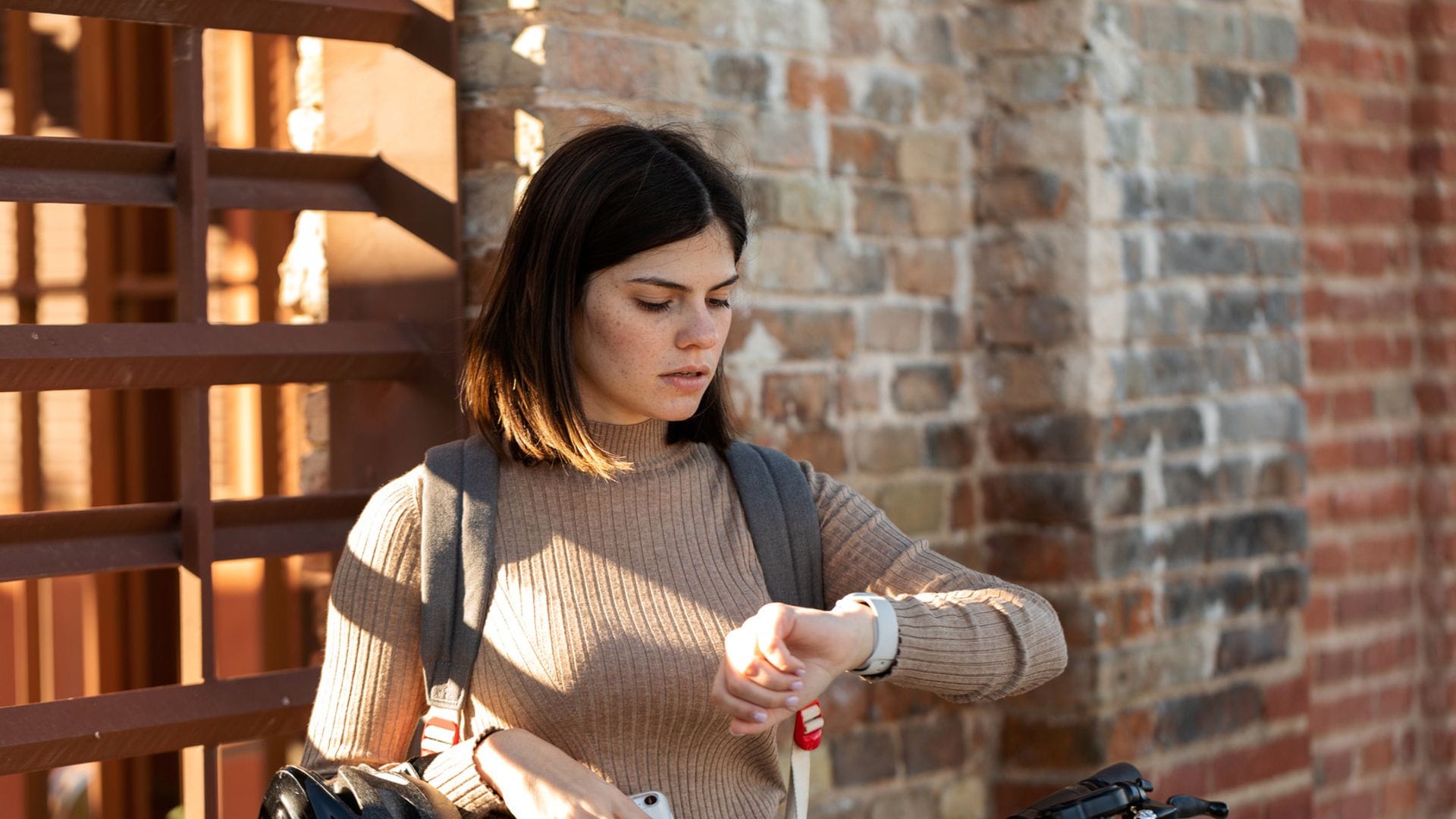 Mujer mirando el reloj