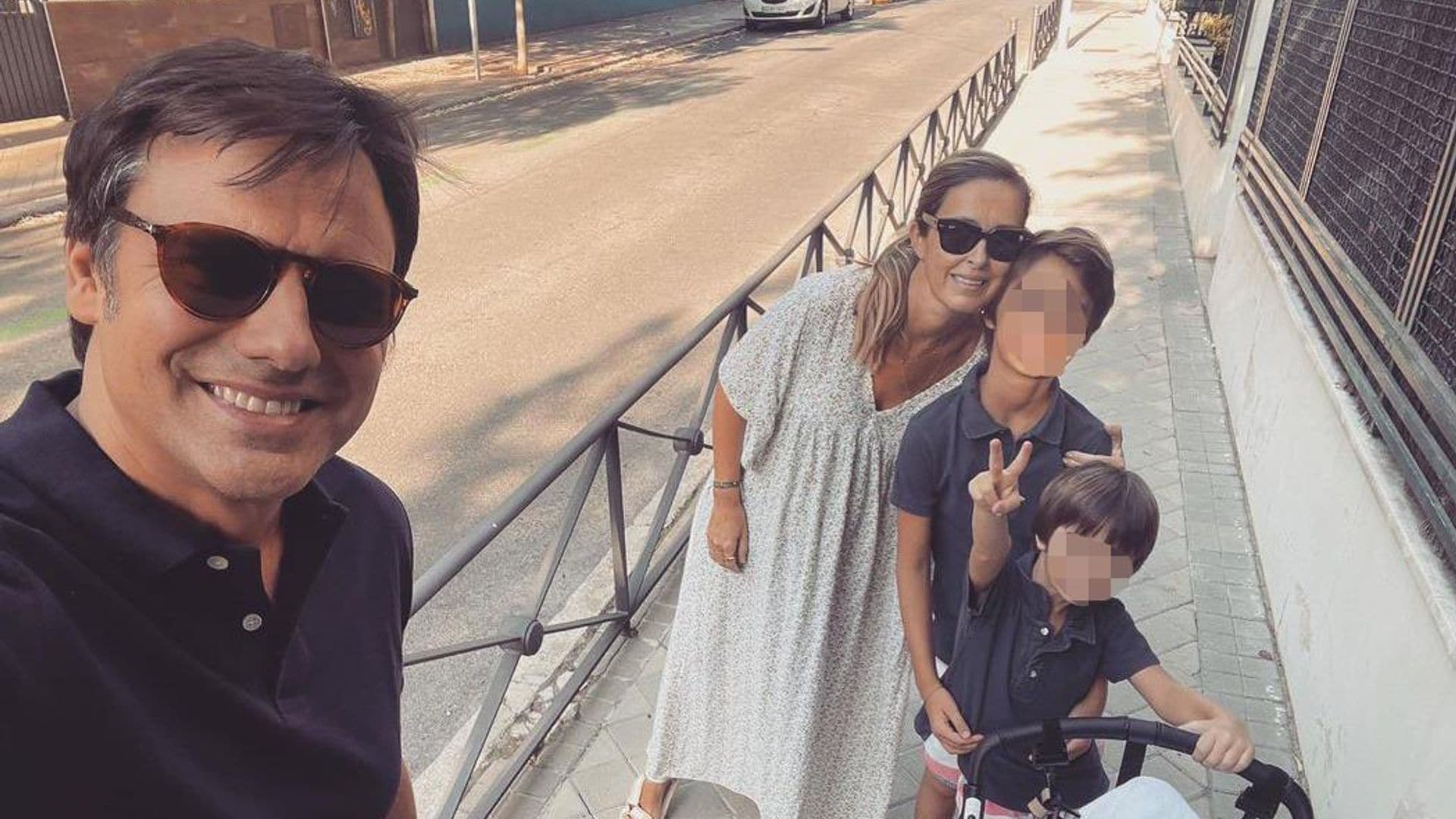 Ion Aramedi, un orgulloso hombre de familia junto a sus dos ‘supervivientes’, su mujer, María, y su hija recién nacida