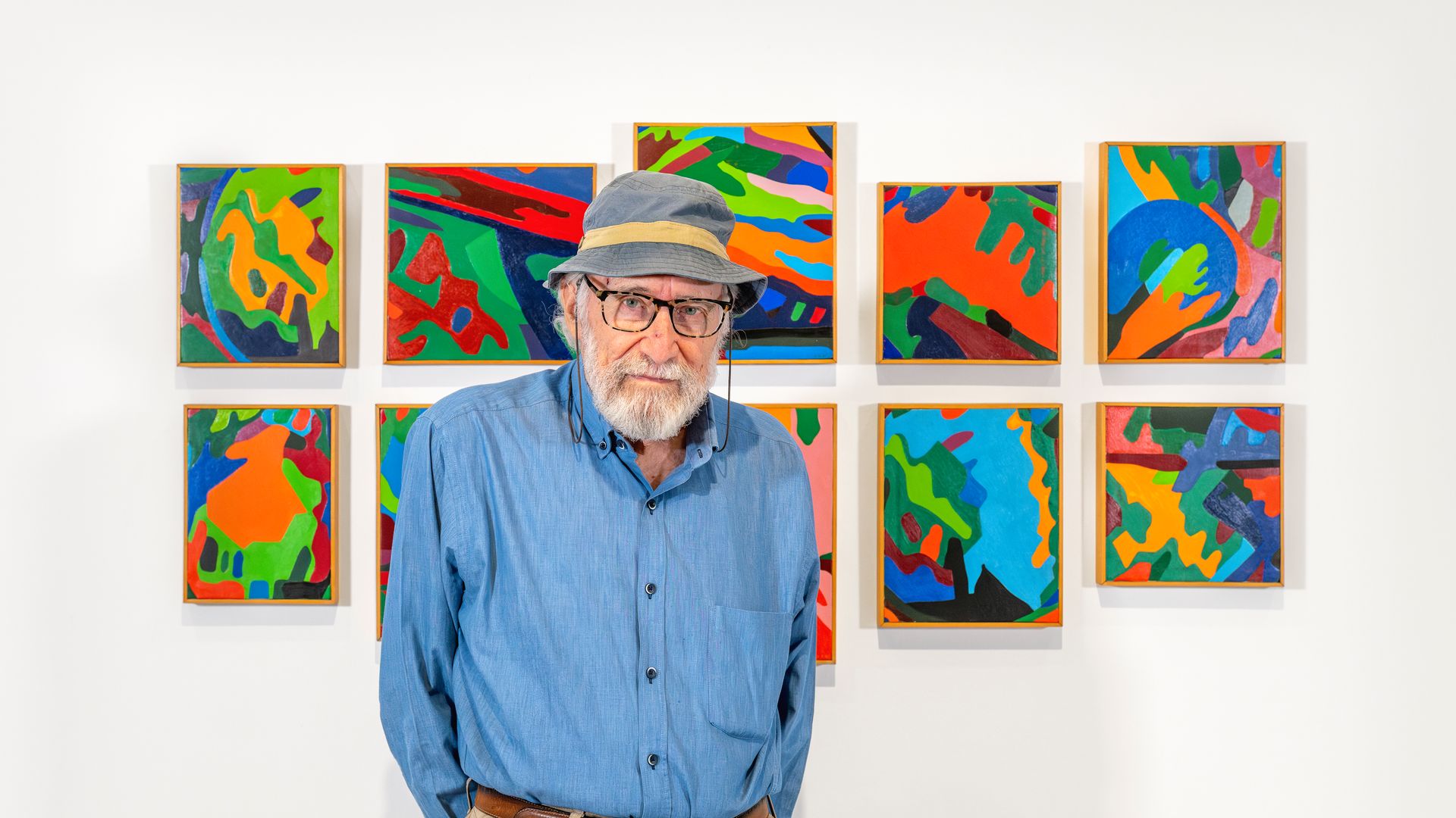 Alfredo Alcain junto a su exposición Retrospectivas