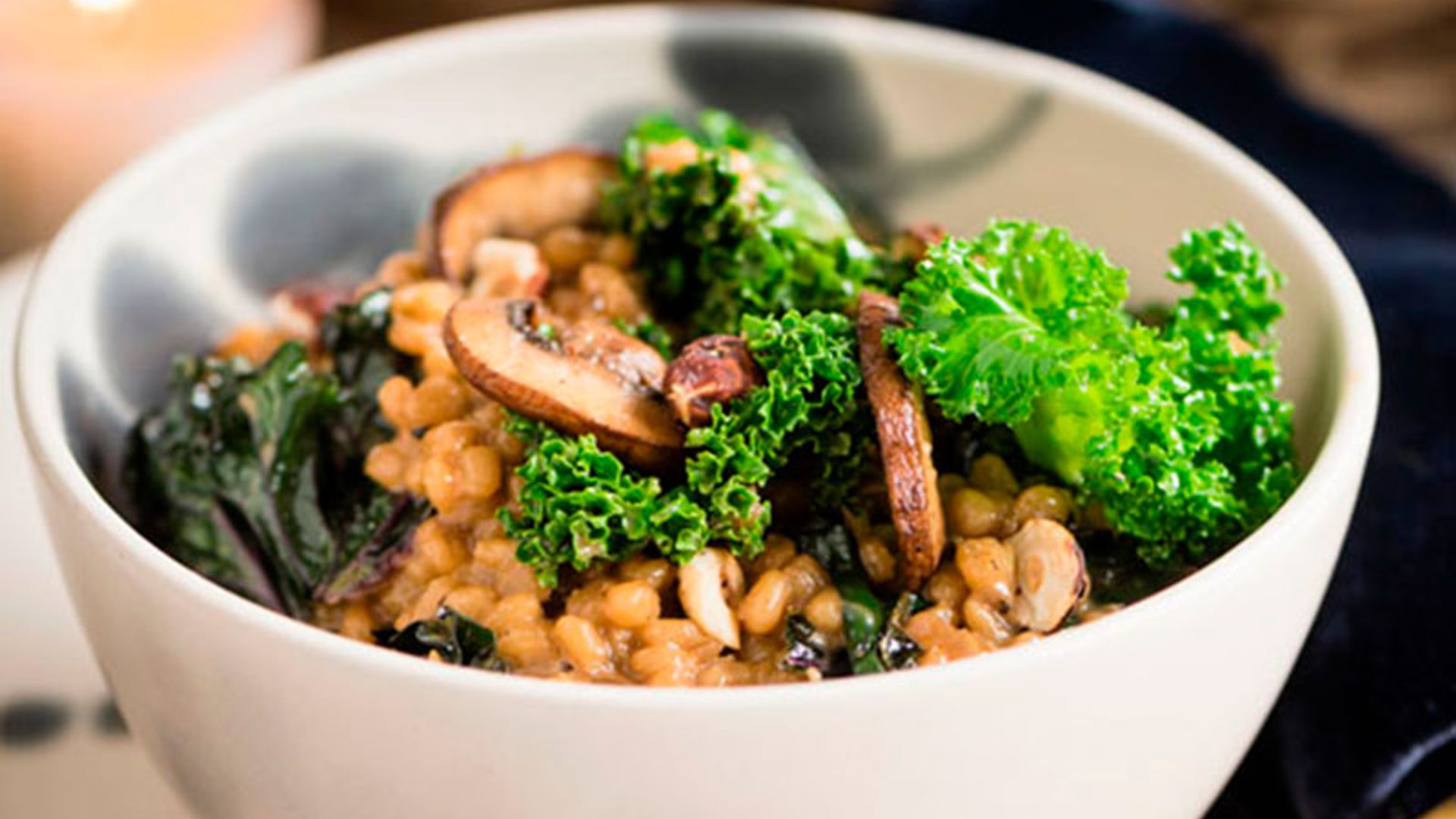 'Risotto' de cebada con kale y champiñones