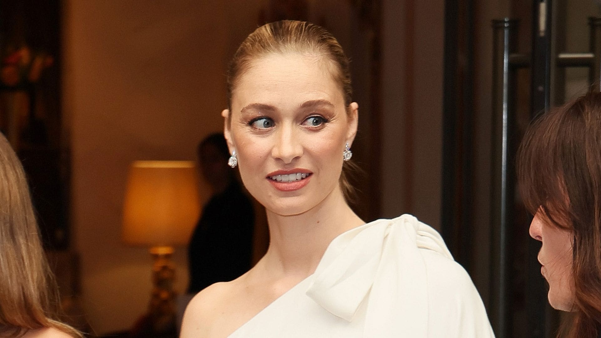 9 looks de invitada 'made in Spain' y rebajados que te encantarán si te gusta el estilo de Beatrice Borromeo