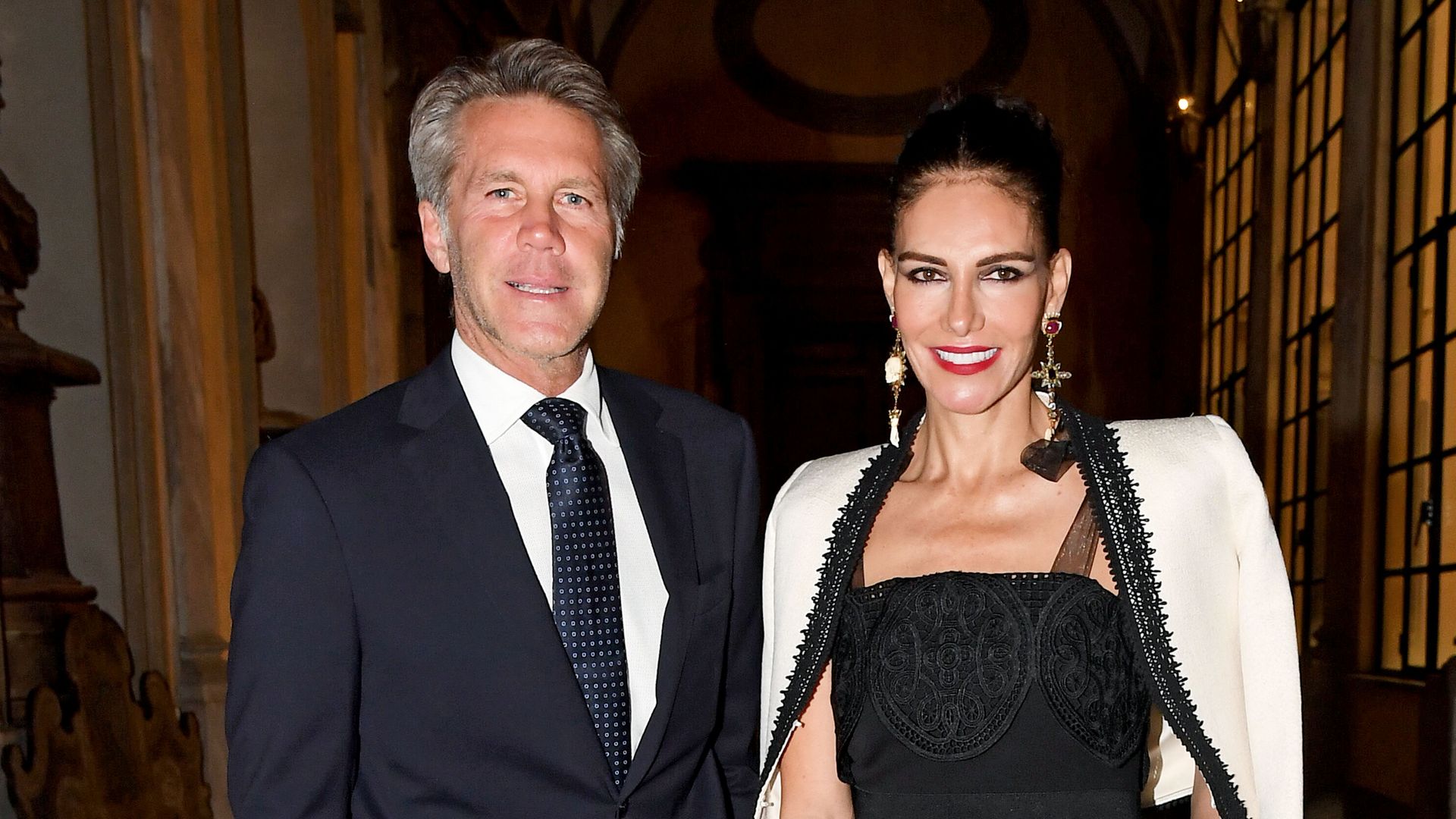 Adriana Abascal y Manuel Filiberto de Saboya, enamorados y elegantes, brillaron en el "Concierto por la paz", en el Palazzo Ruspoli, de Roma. La empresaria deslumbró con dos "looks" espectaculares, uno informal, con pantalón "palazzo" negro, y otro más sofisticado, con vestido "midi" negro y chaqueta blanca de puntilla negra.