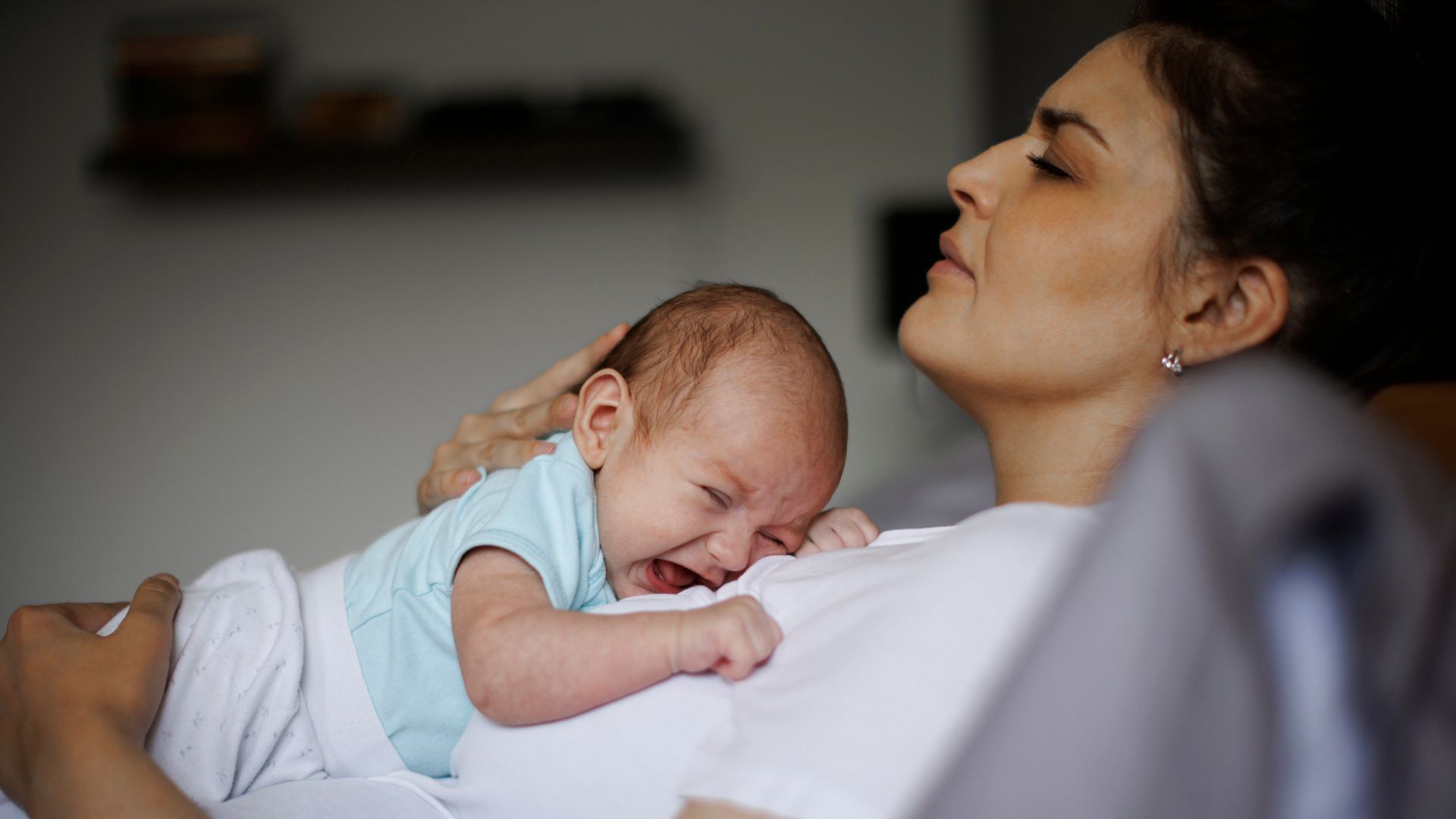 Cuando la maternidad no es solo felicidad: Penélope Cruz, Kylie Jenner y la realidad de la depresión posparto, según la autora Diana Oliver