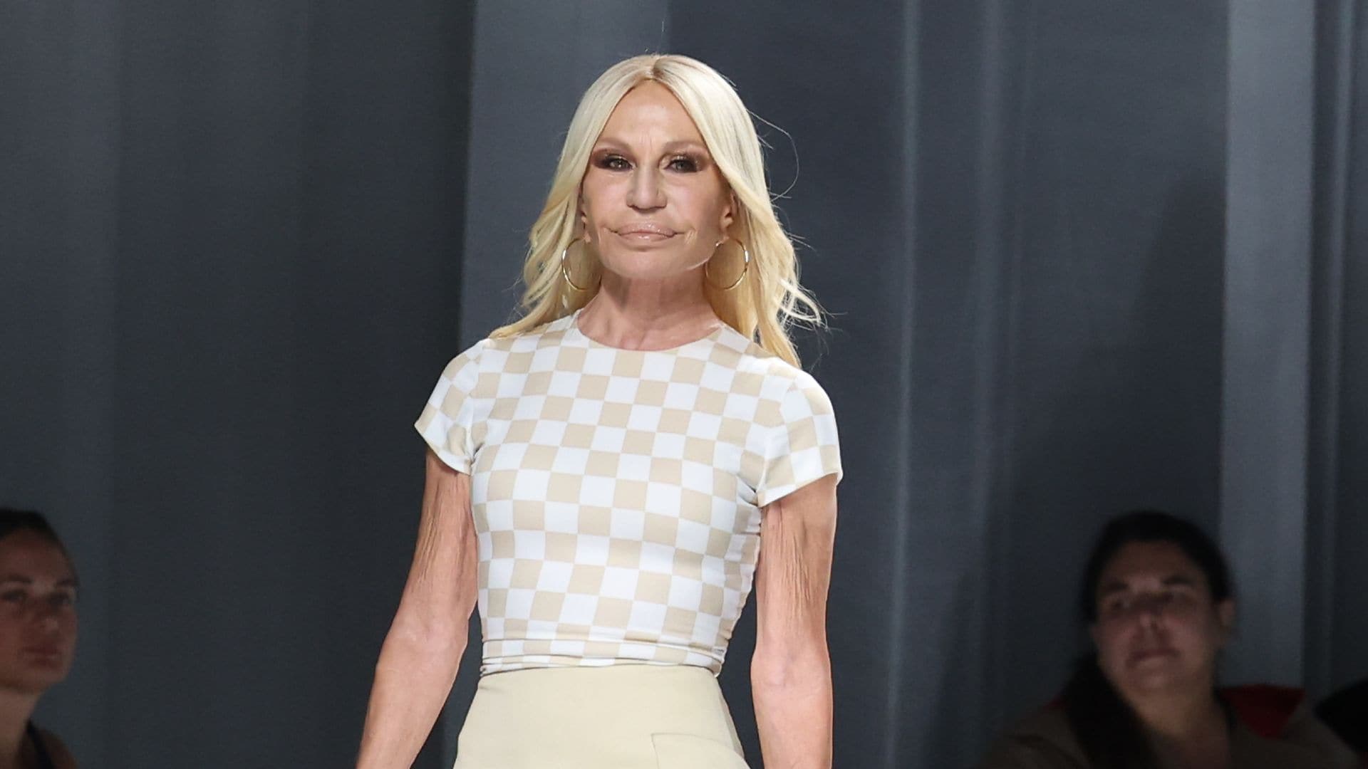 Prada compra Versace por 1.250 millones de euros: ¿qué pasará con la icónica firma italiana?  