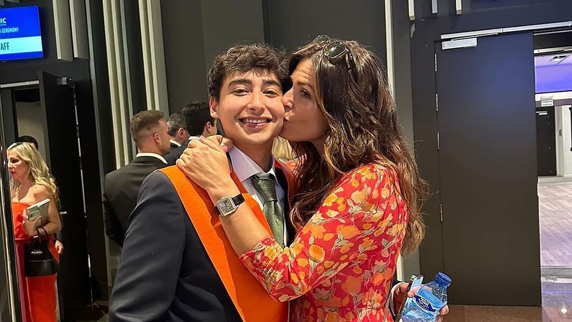 Nuria Roca y Juan del Val asisten orgullosos a la graduación de su hijo mayor, Juan, junto al resto de la familia