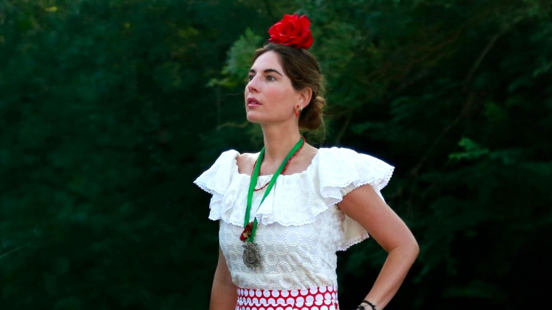 Lourdes Montes con falda rociera de lunares y volantes en la romería de El Rocío.