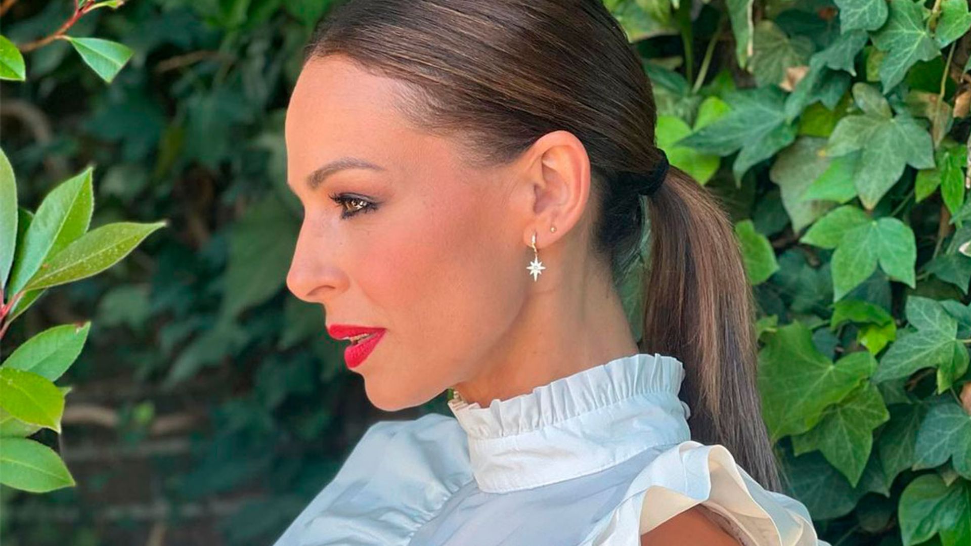 El top de volantes de Eva González, la alternativa para las invitadas que no quieren llevar vestido