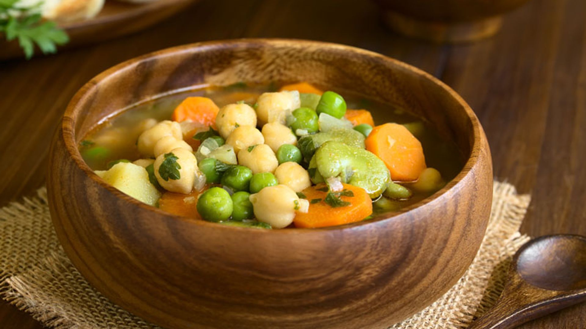 Sopa vegetariana de habas, guisantes y garbanzos