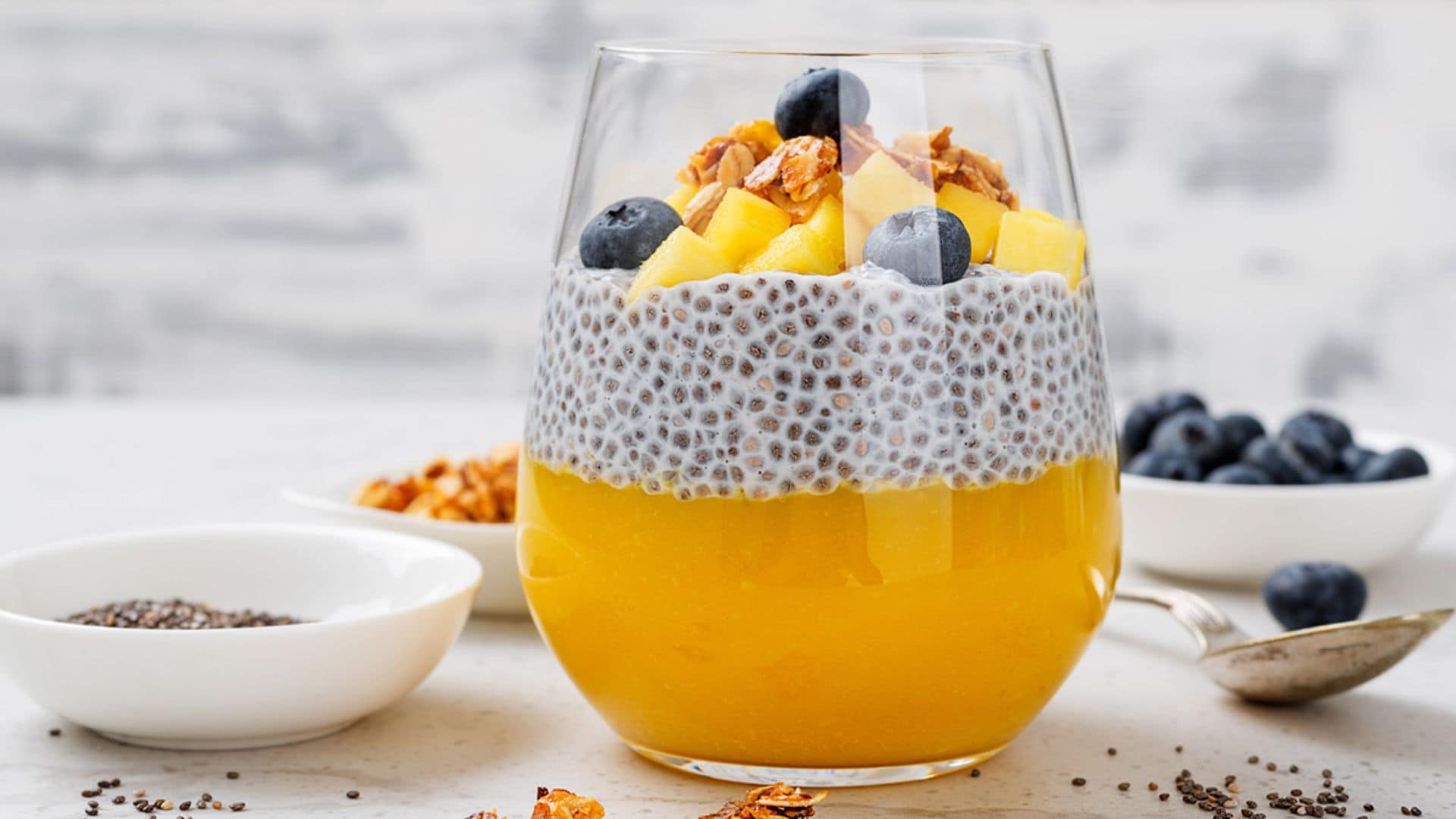Pudin de chía con mango, arándanos y granola