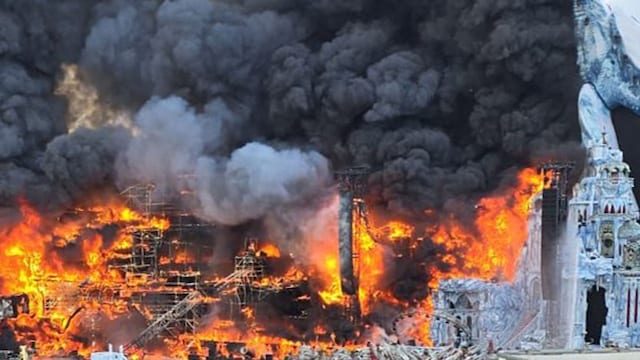 El escenario principal de Tomorrowland fue consumido por las voraces llamas de un incendio por la tarde del 16 de julio. 