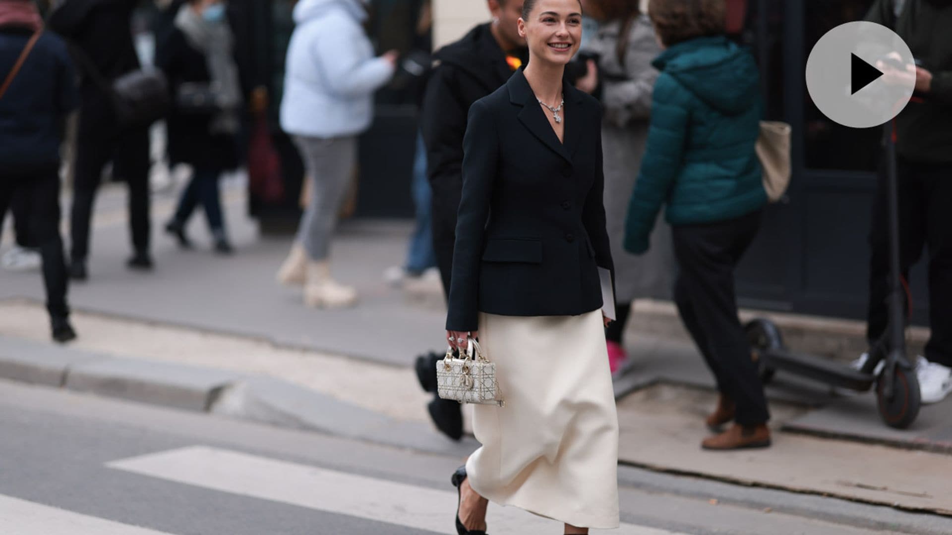 Cinco looks con 'blazer' y vestido que te salvarán en los días nublados de junio