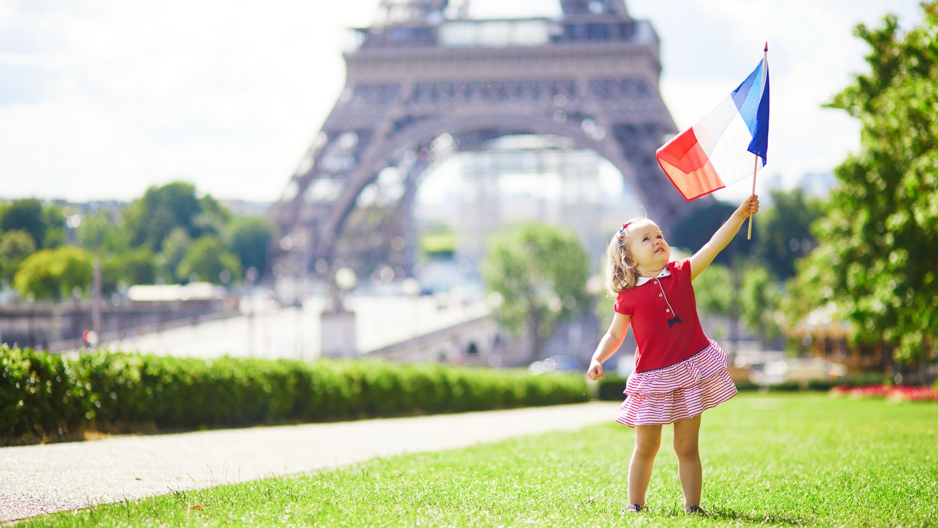 Niña pequeña junto a la Torre Eiffel