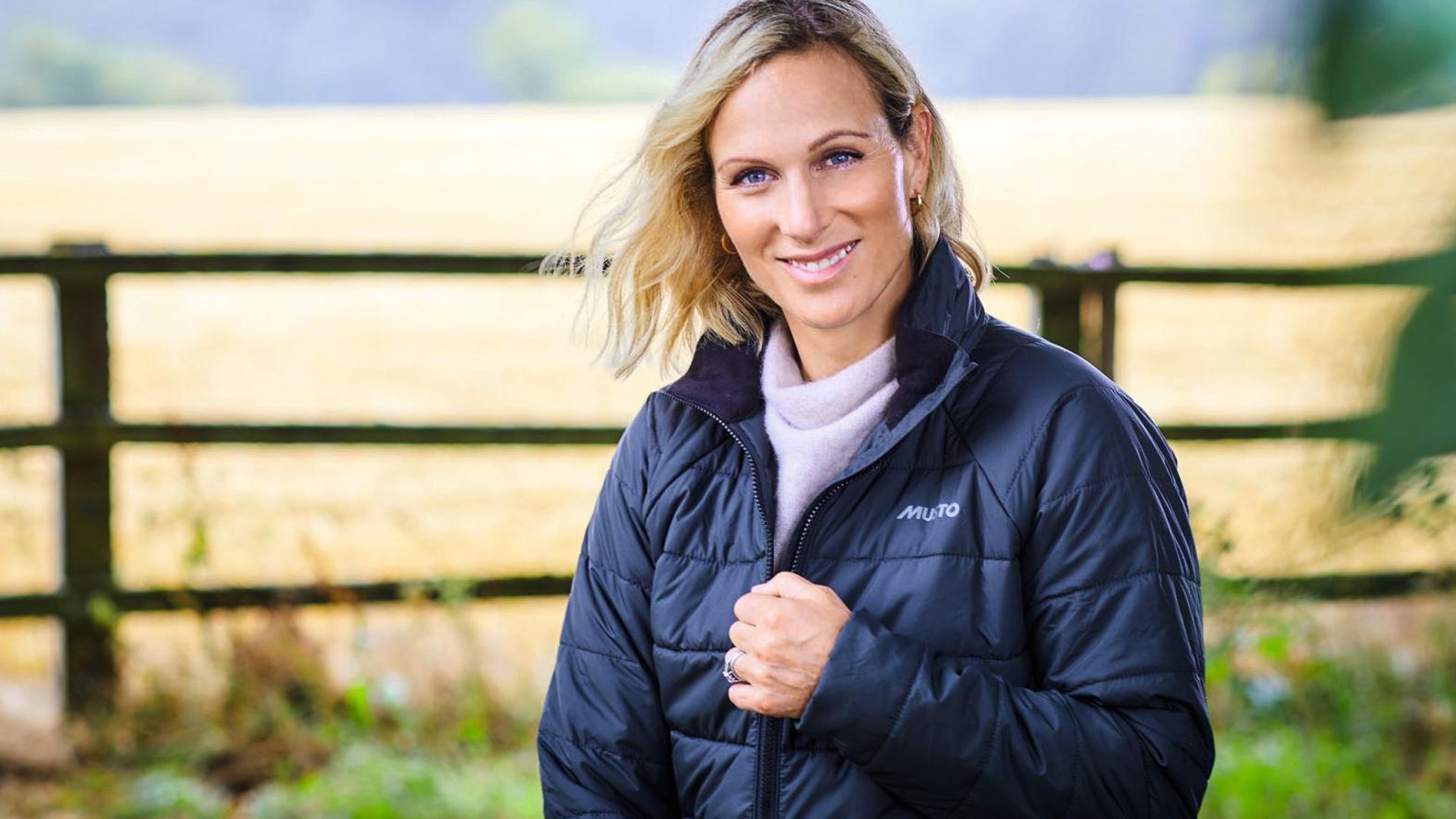 Zara Tindall, nieta de la reina de Inglaterra, nos recibe en su casa de campo y nos habla de su familia, sus sueños y su estilo de vida