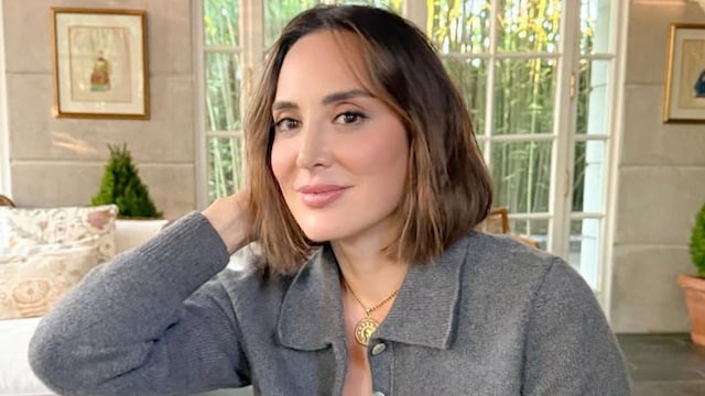 Tamara Falcó con jersey gris y pantalón beige