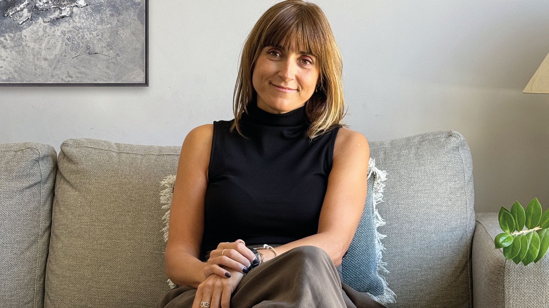 Retrato de Sonia Castillón, de La Oca, sentada en un sofá gris