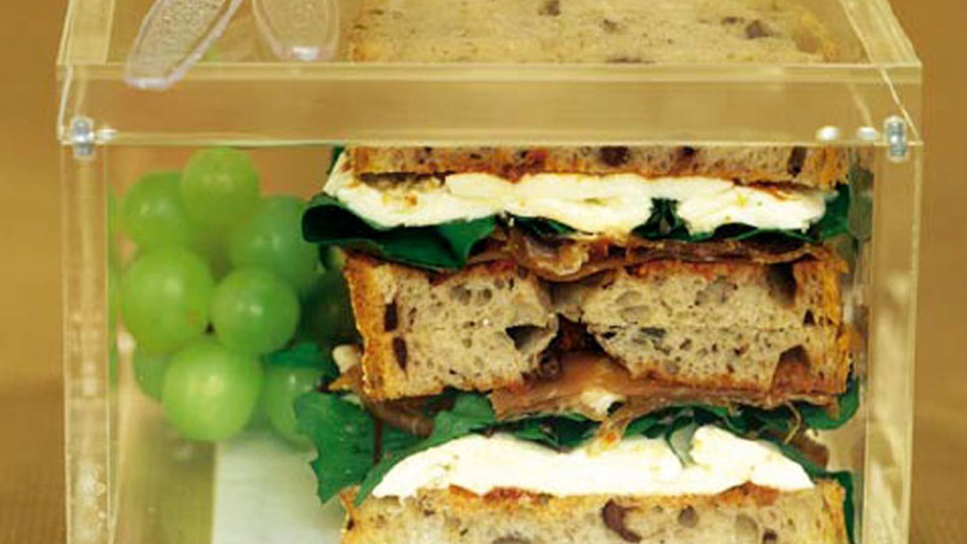 Sándwich de jamón serrano y queso fresco