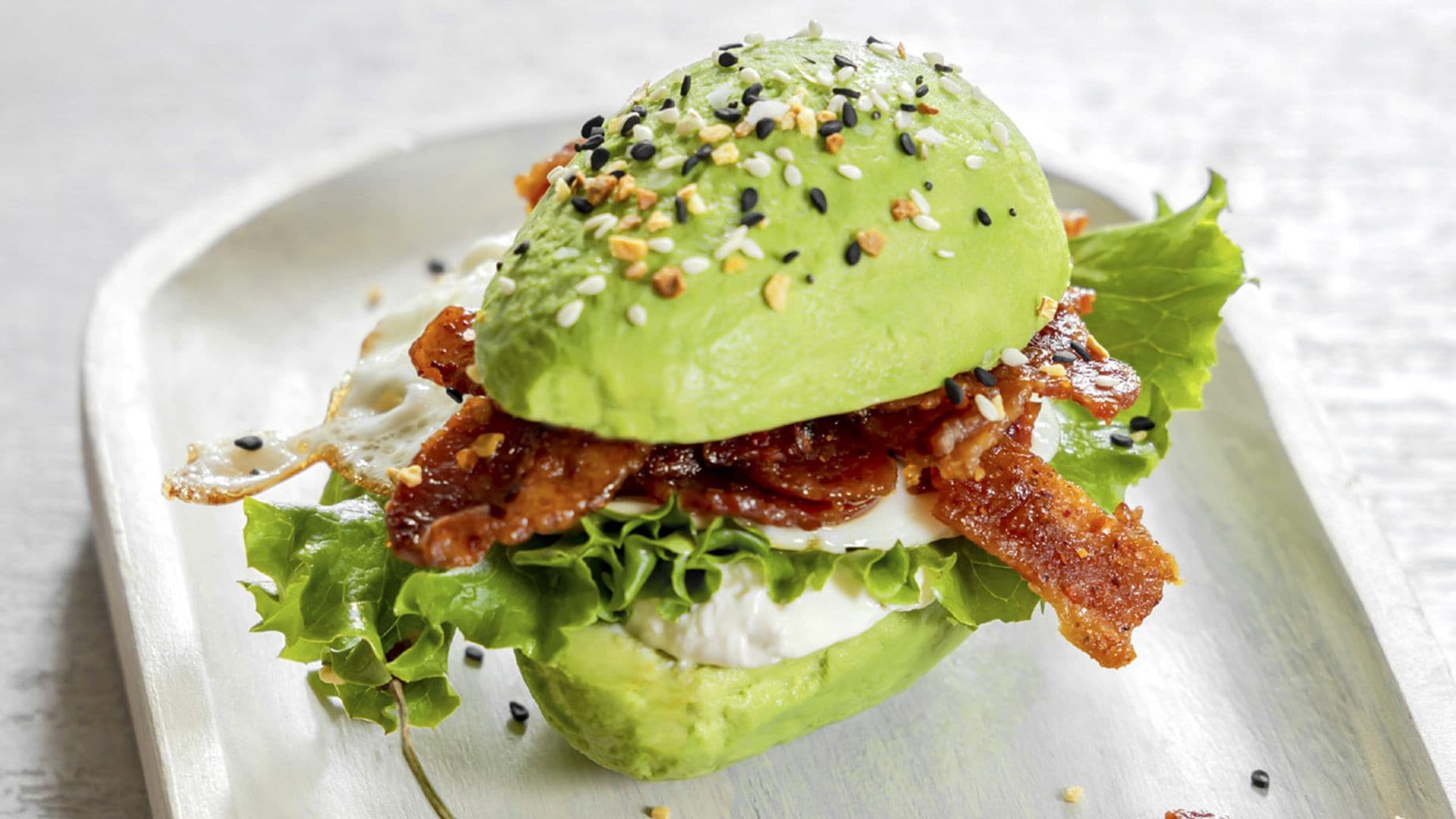 ‘Bocadillo’ de aguacate, beicon y huevo