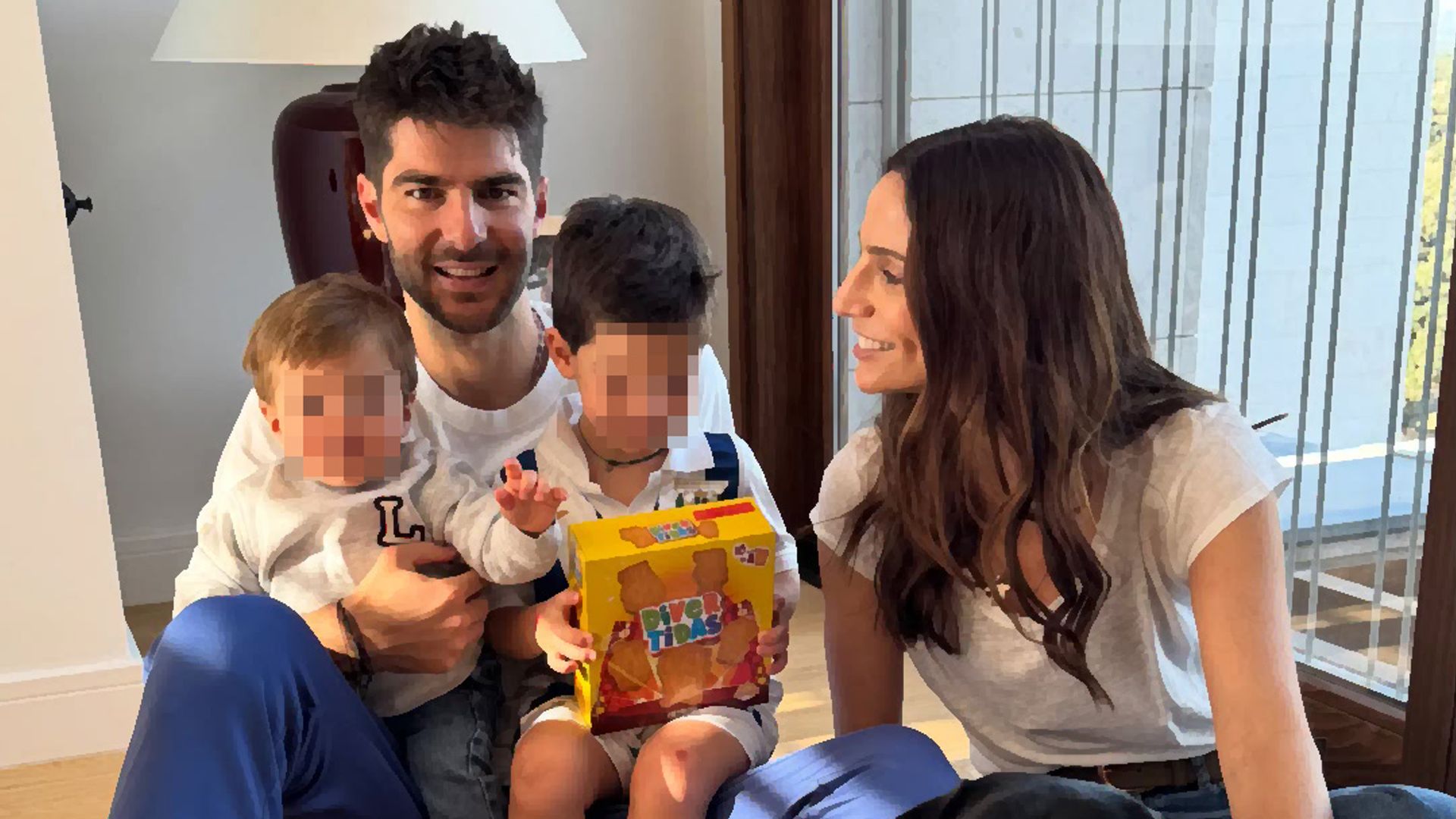 Lucía y Gonzalo junto a sus hijos Diego y Lucas y la mascota de la familia