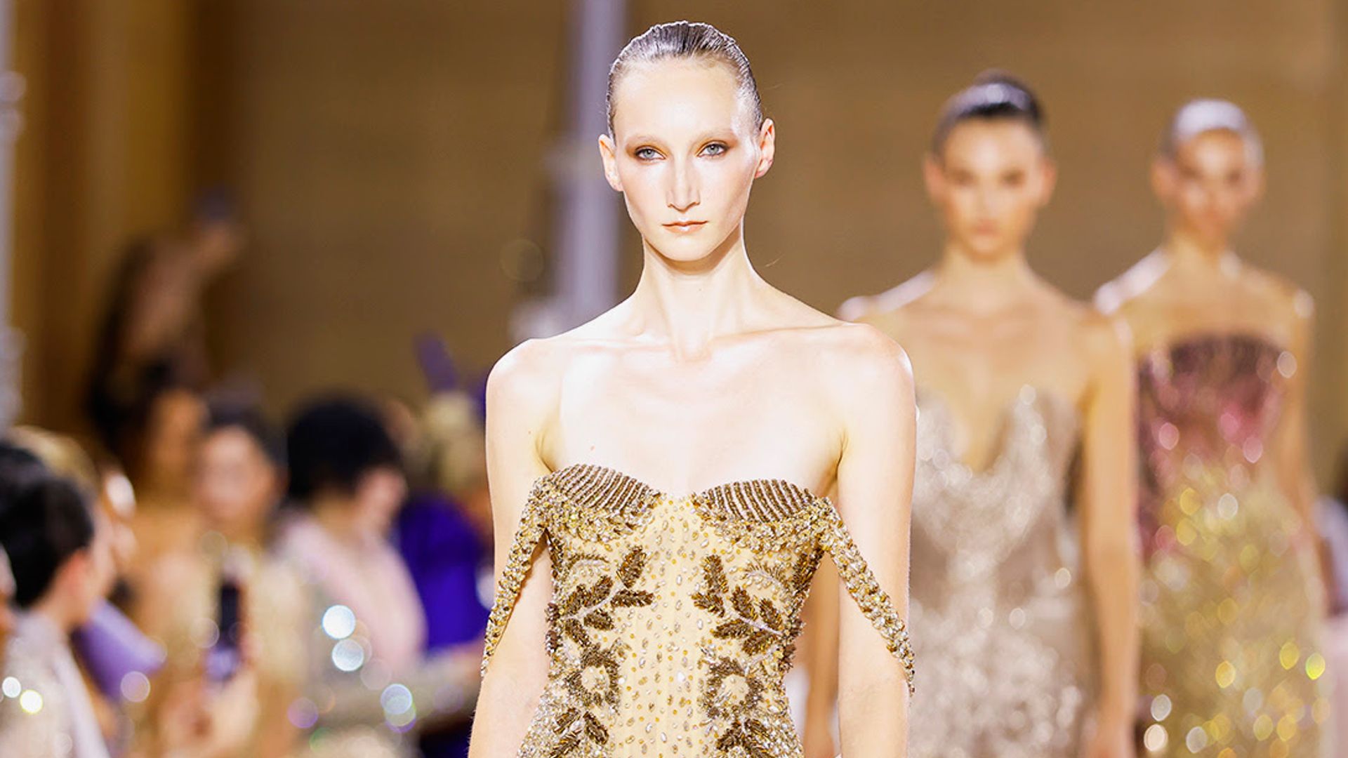 Los 5 detalles más especiales de la Alta Costura de París vistos por nuestras editoras de moda en las últimas pasarelas