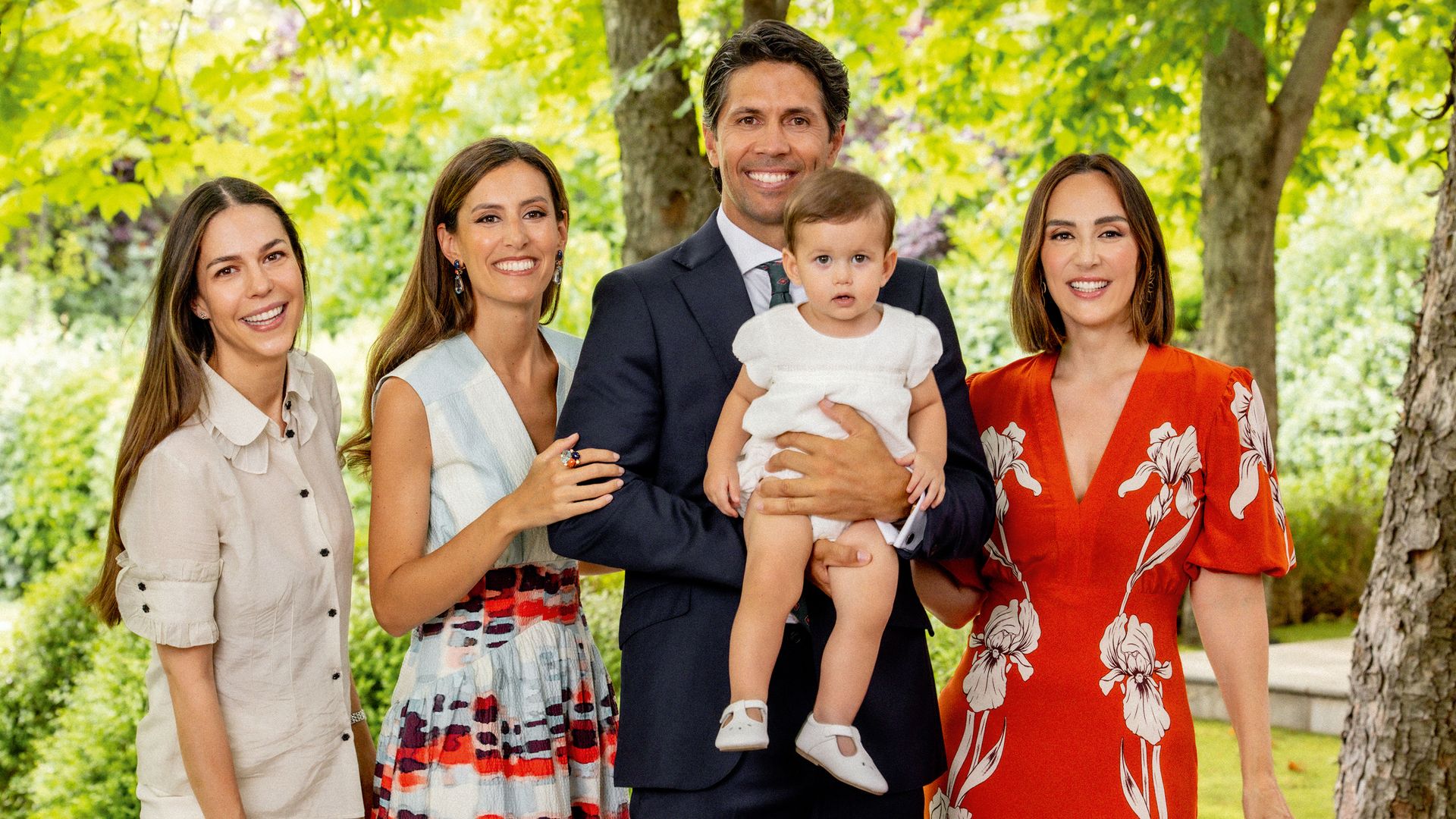 Martín posa con sus padres y sus madrinas, Tamara y Lucía, la mejor amiga de Ana