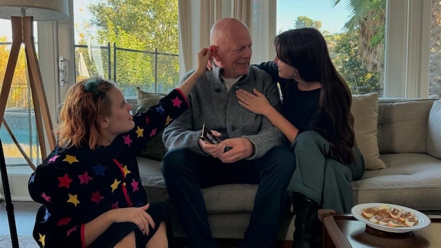 La última imagen de Bruce Willis celebrando son sus hijas Acción de Gracias mientras continúa su batalla contra la demencia