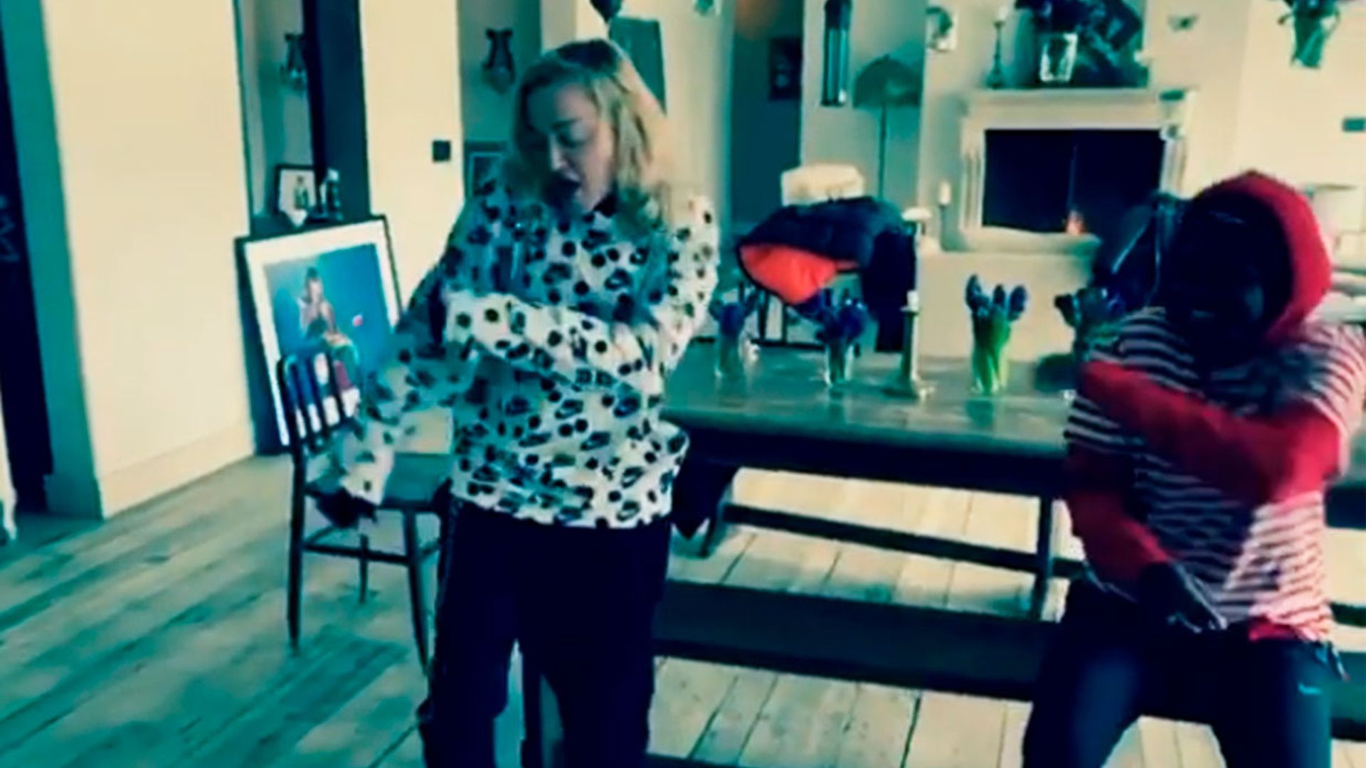 ¡Fiesta en la cocina! Así de bien se lo pasan Madonna y sus hijos en casa