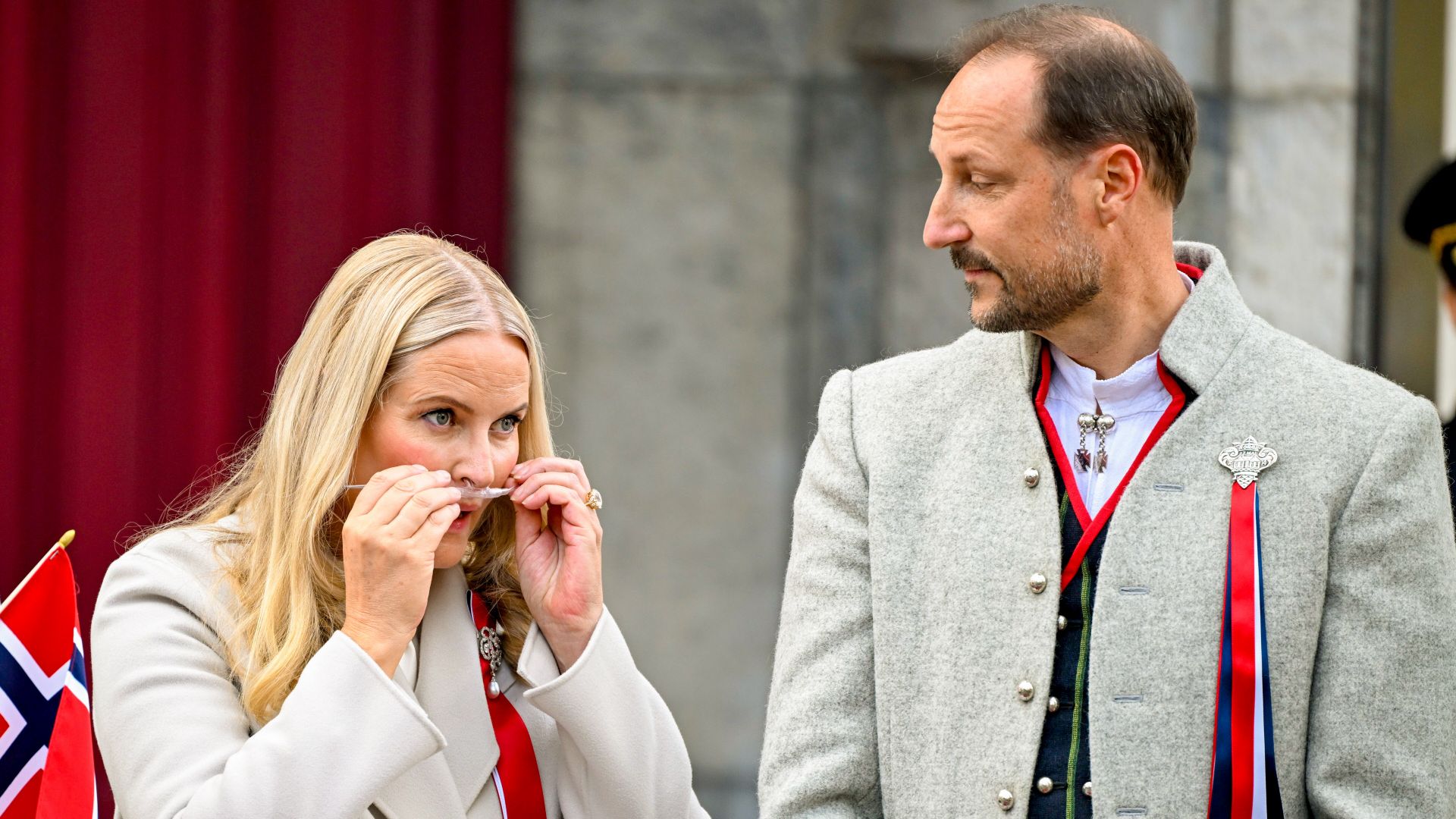 La imagen más frágil de la princesa Mette‑Marit en el Día Nacional: oxígeno, pausas y un fuerte episodio de tos