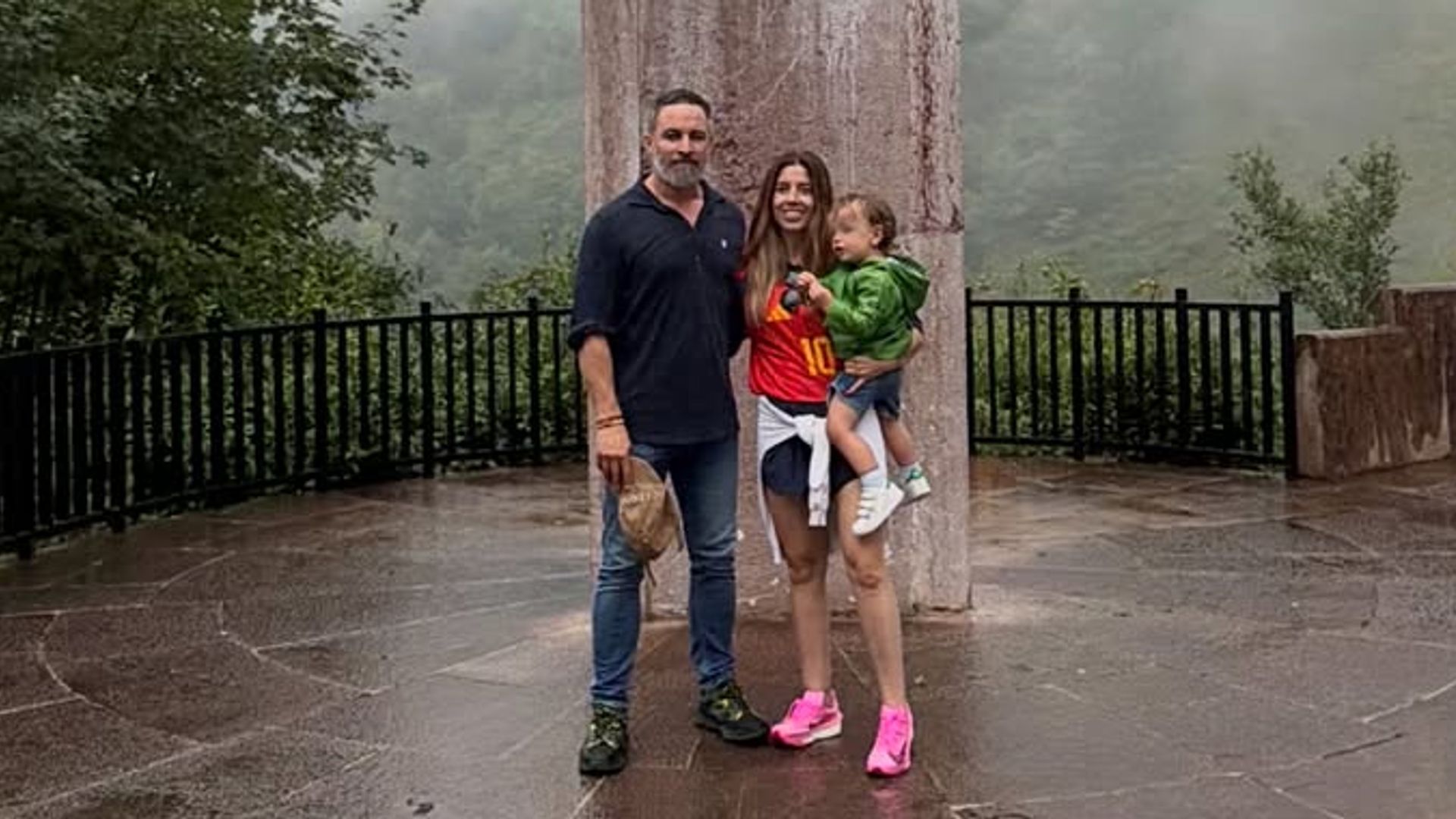 Los tres hijos de Santiago Abascal y Lidia Bedman, ingresados de urgencia: "Uno detrás de otro"