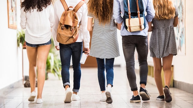 chicos entrando en el instituto de camino a clase 