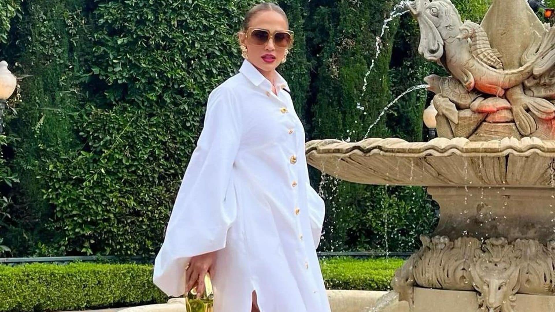 Jennifer Lopez presume un gran ‘look’ de Schiaparelli blanco y dorado
