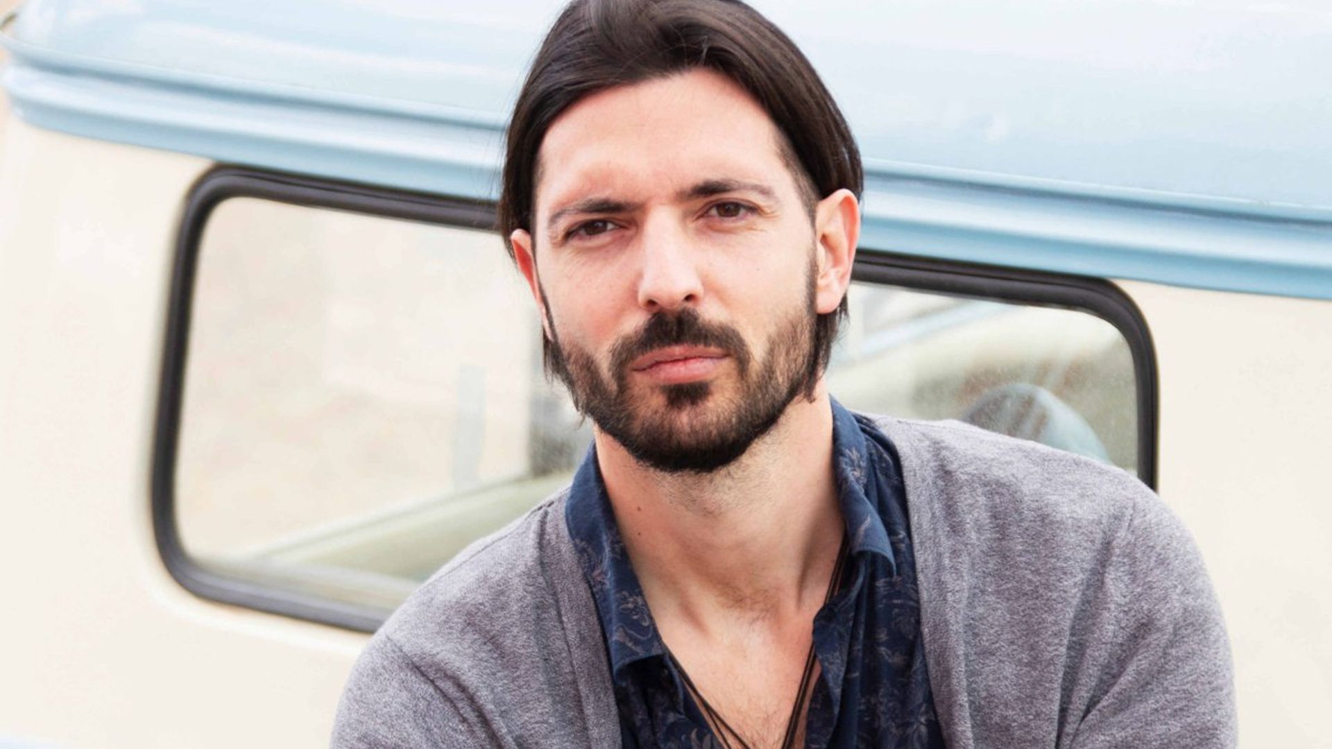 Descubrimos a Álex García-Obregón, el sobrino cantante de Ana Obregón