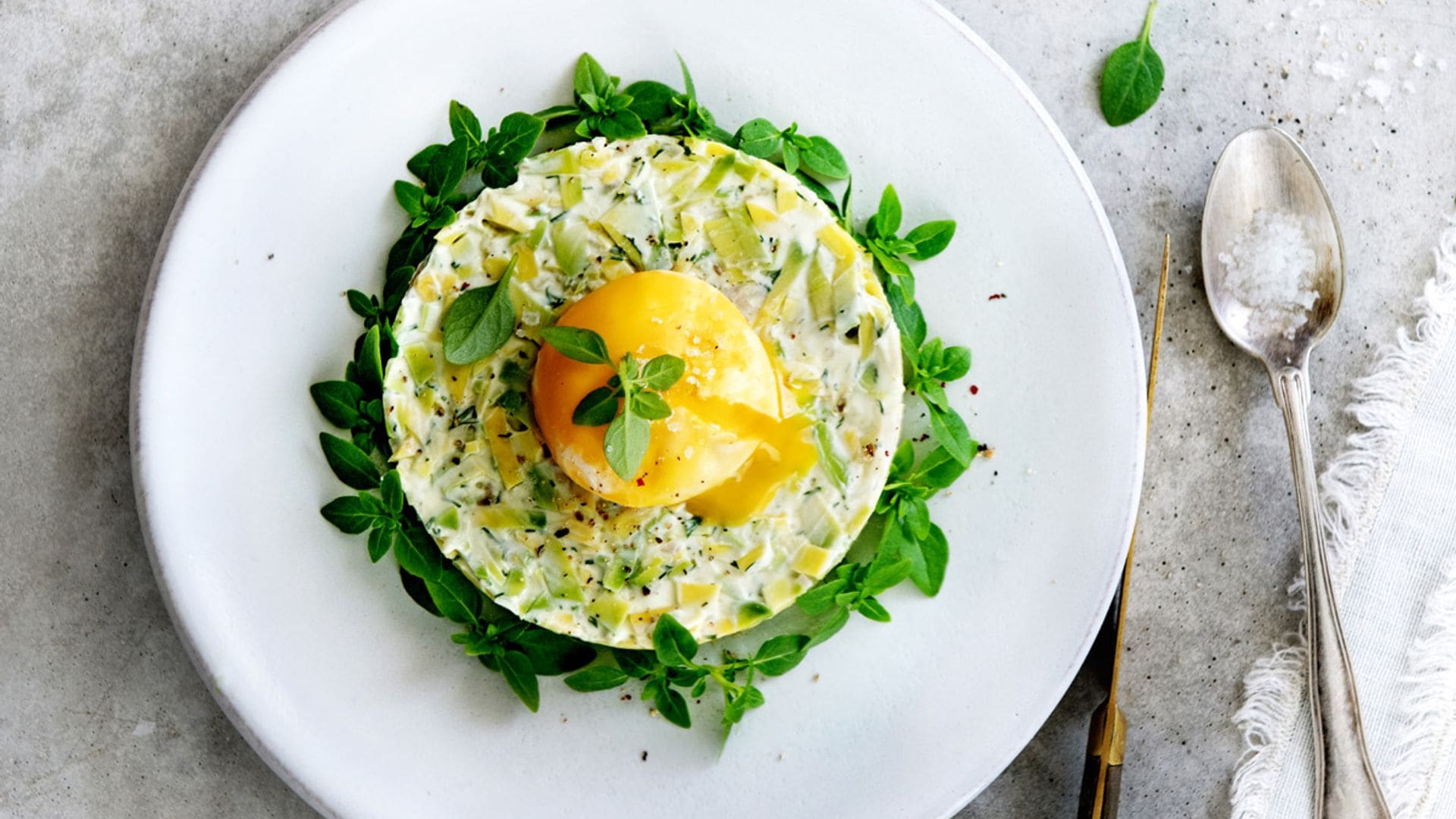 Tartar de aguacate con crema de eneldo y yema de huevo