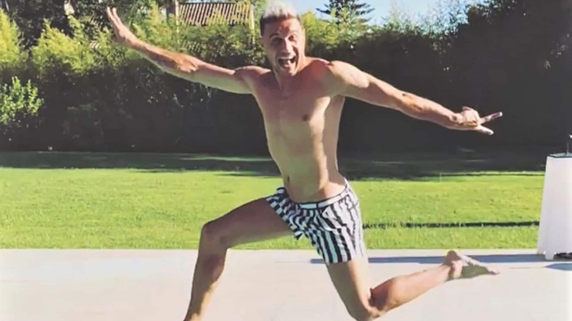 Desde la piscina, cantando y en un flotador gigante de flamenco, Joaquín manda un divertido mensaje a Luis Enrique