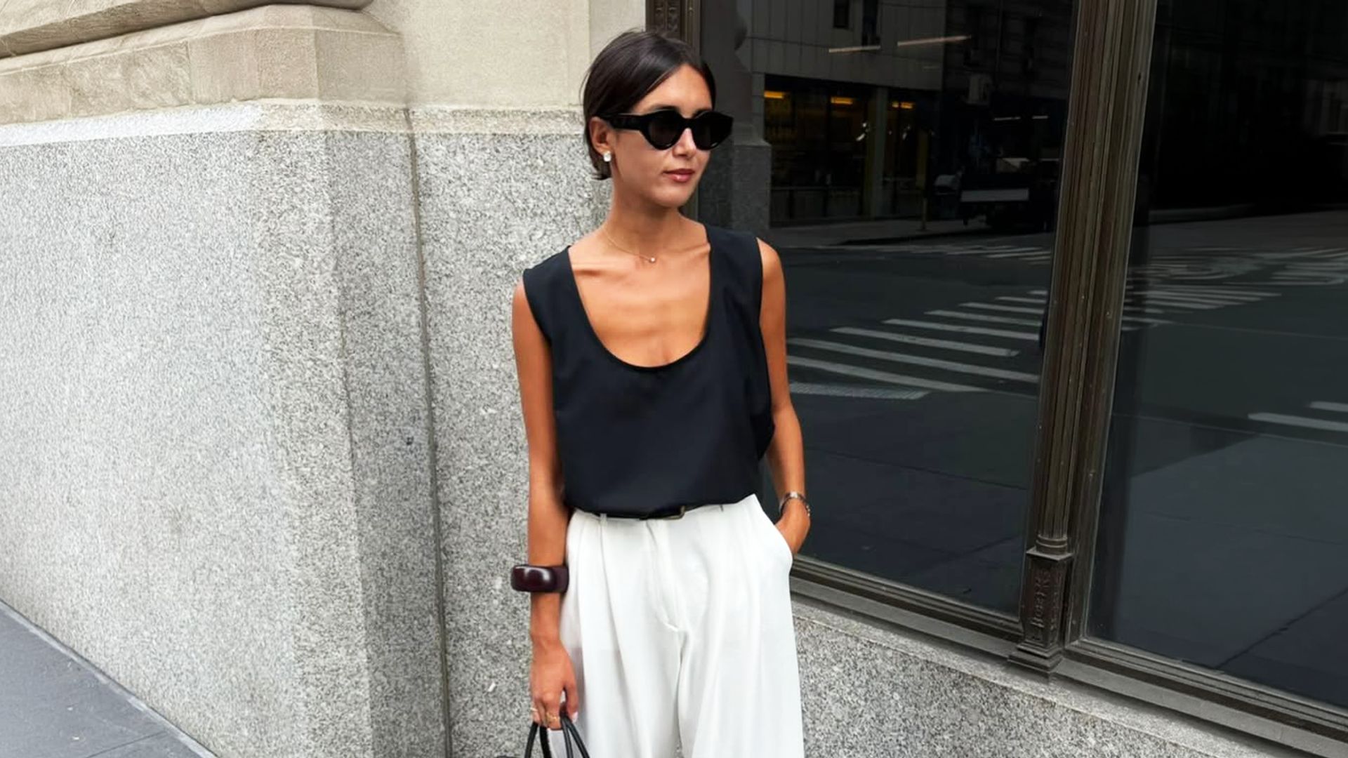 Un único pantalón blanco de lino y tres looks que te salvarán el verano