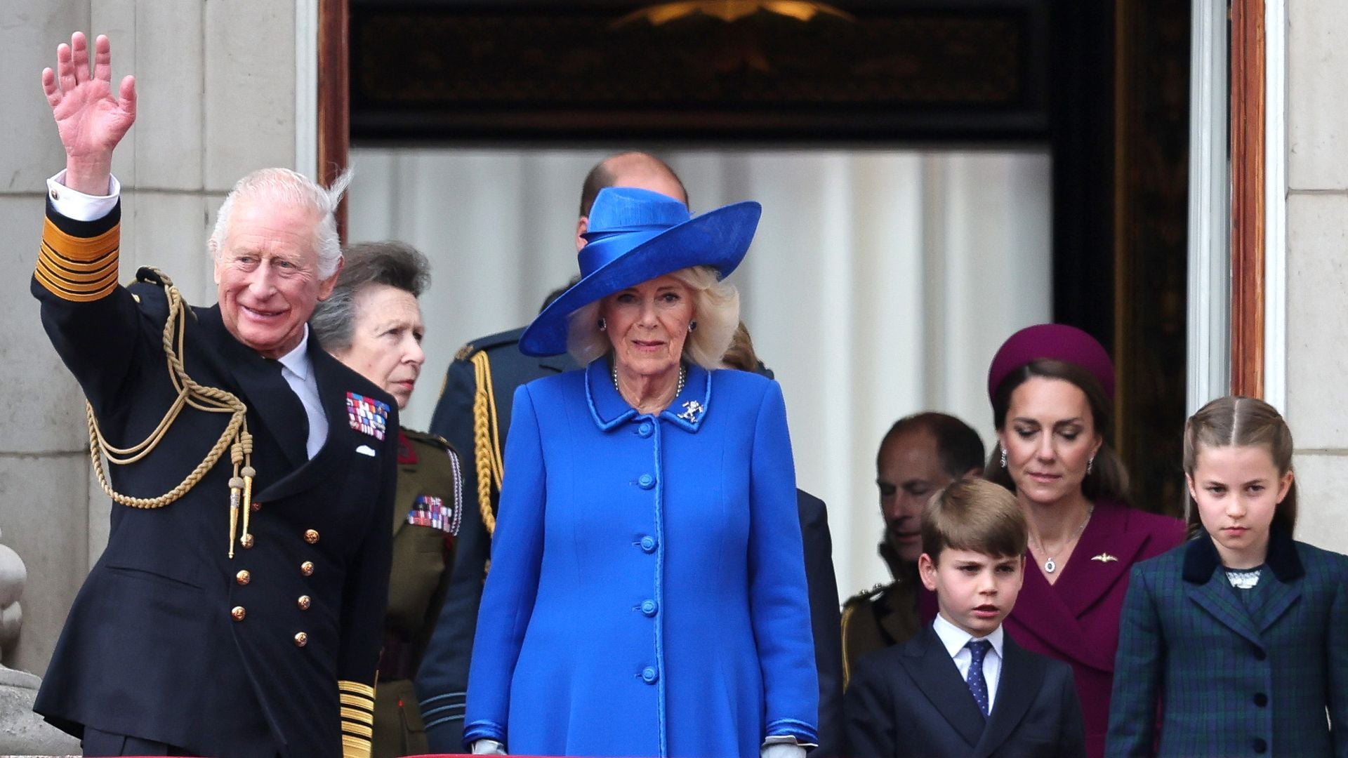 La realeza británica muestra su unión tras el último ataque del príncipe Harry