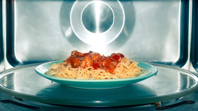 Espaguetis cocinados en el microondas