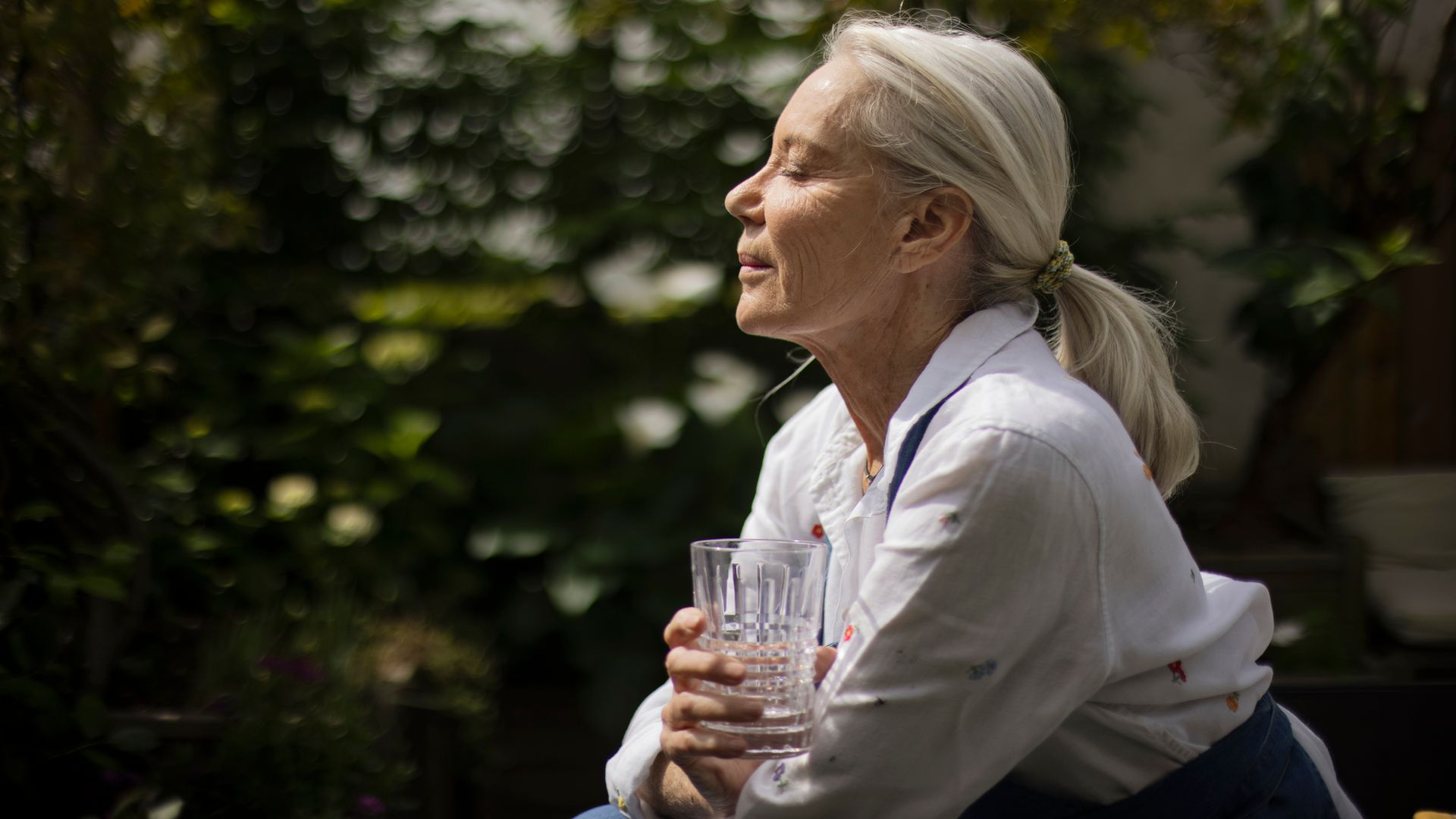 Estas son las vitaminas que debes tomar durante la menopausia para mejorar la salud de tus huesos