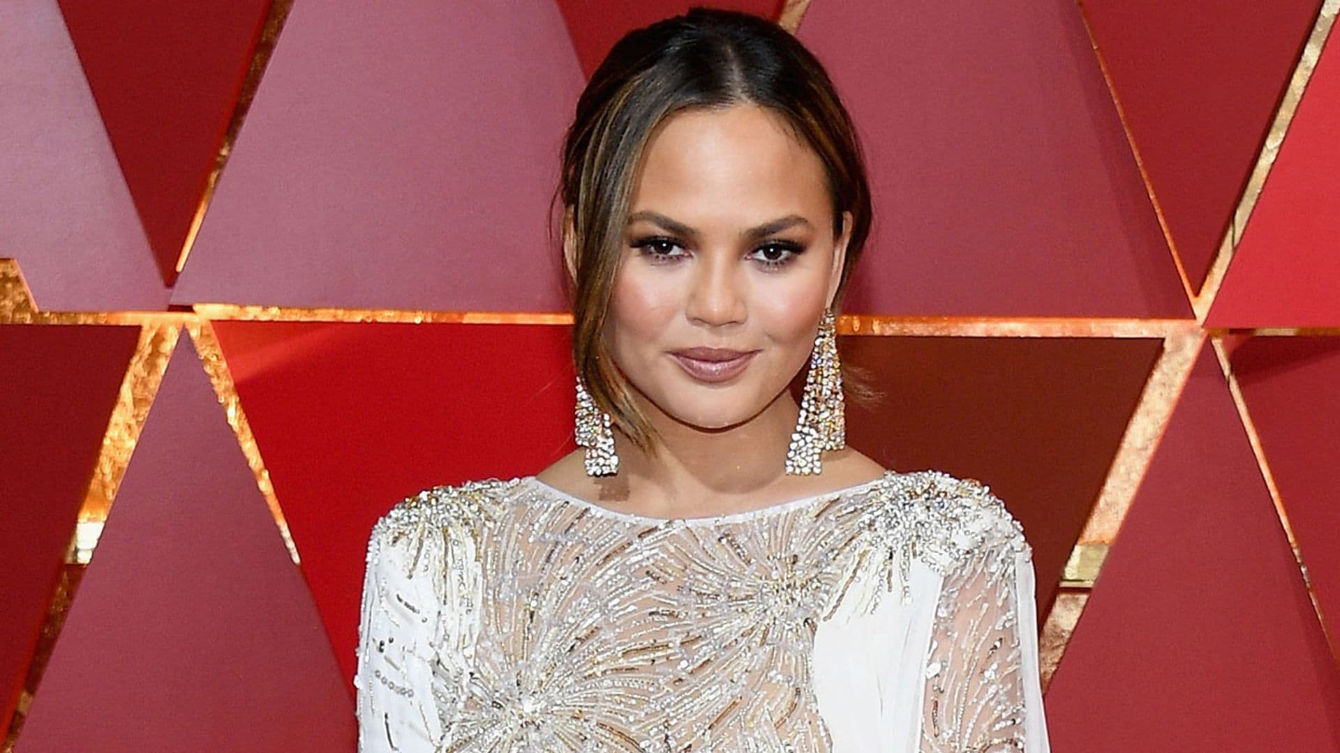 Con esta divertida excusa Chrissy Teigen estrena un vestido de alfombra roja ¡sin salir de casa!