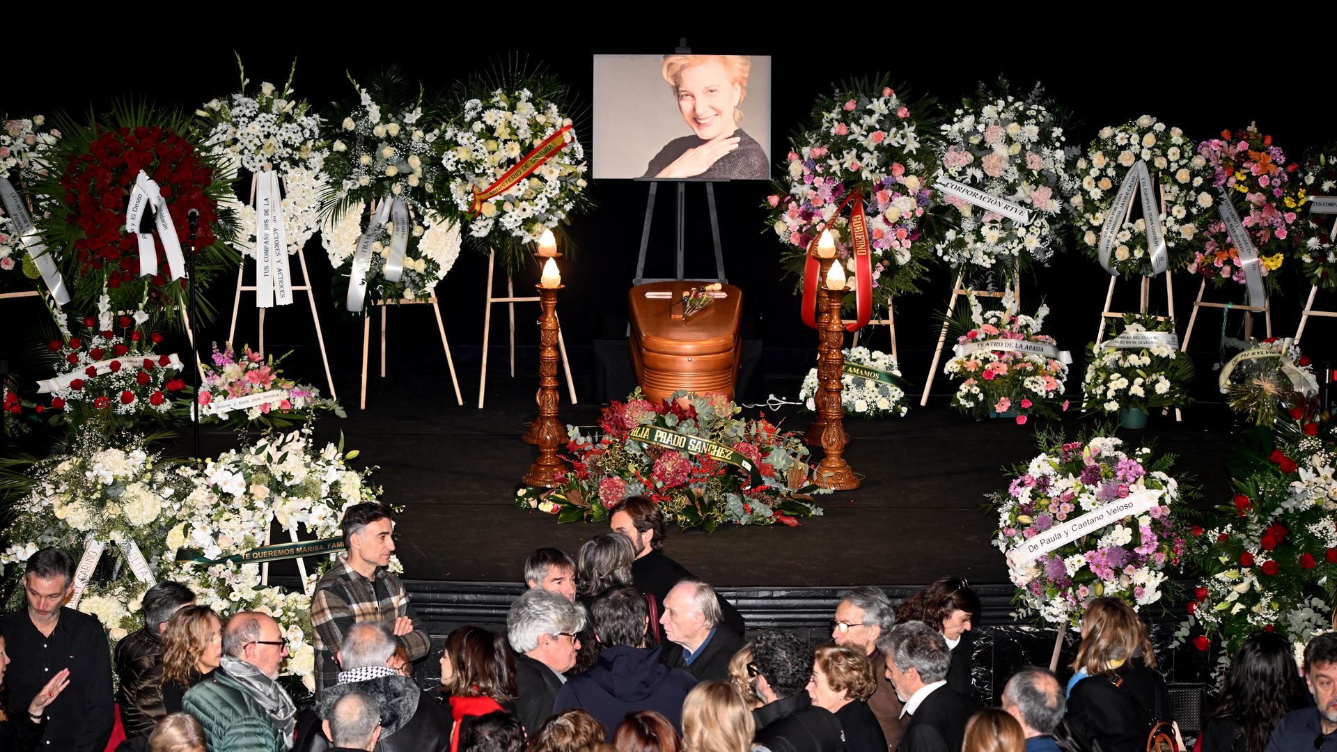 El multitudinario y sentido adiós a Marisa Paredes en su capilla ardiente en el Teatro Español