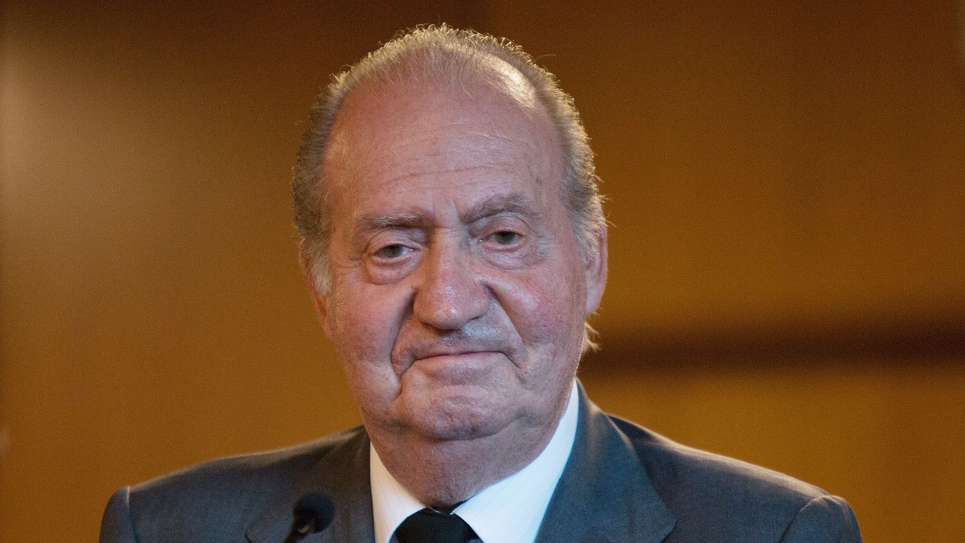 El rey Juan Carlos de España acude al Hospital Clínico después de que un accidente de tren causara la muerte de al menos 80 personas el 25 de julio de 2013 en Santiago de Compostela, España. El accidente ocurrió cuando el tren se acercaba a la ciudad noroeste española de Santiago de Compostela a las 20:40 del 24 de julio; al menos 80 personas murieron y se informó que otras 131 resultaron heridas. El accidente se produjo en la víspera de las festividades de Santiago de Compostela.