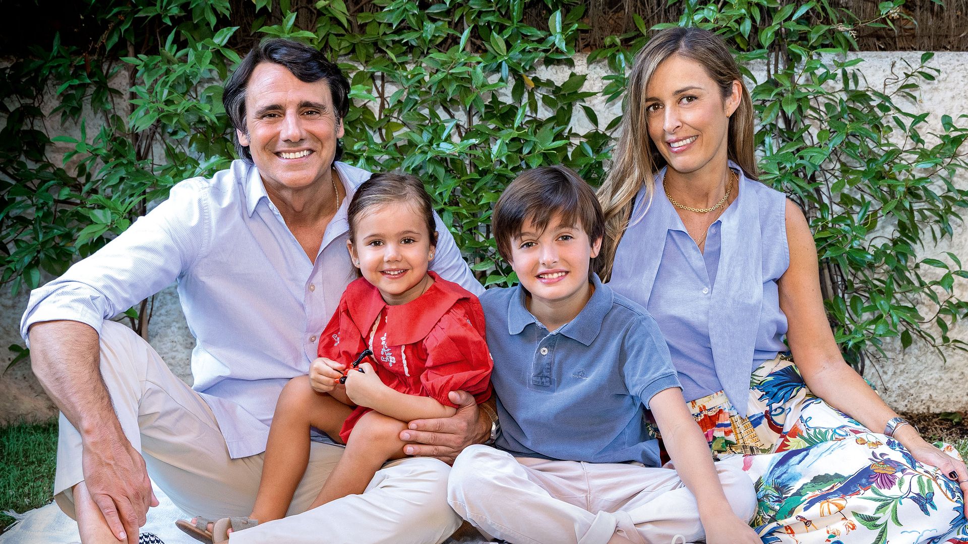 Arriba, Ion y María, con dos de los tres hijos del matrimonio: Lucas, de nueve años; y Marieta, que cumplirá cuatro el 29 de julio. El mayor, Ion Jr., que ya tiene 13, no pudo estar en la sesión de fotos al encontrarse en un campamento de verano. Arriba, el presentador y la periodista, en el día de su boda, celebrada el 28 de mayo de 2011 en Salamanca, la ciudad natal de ella