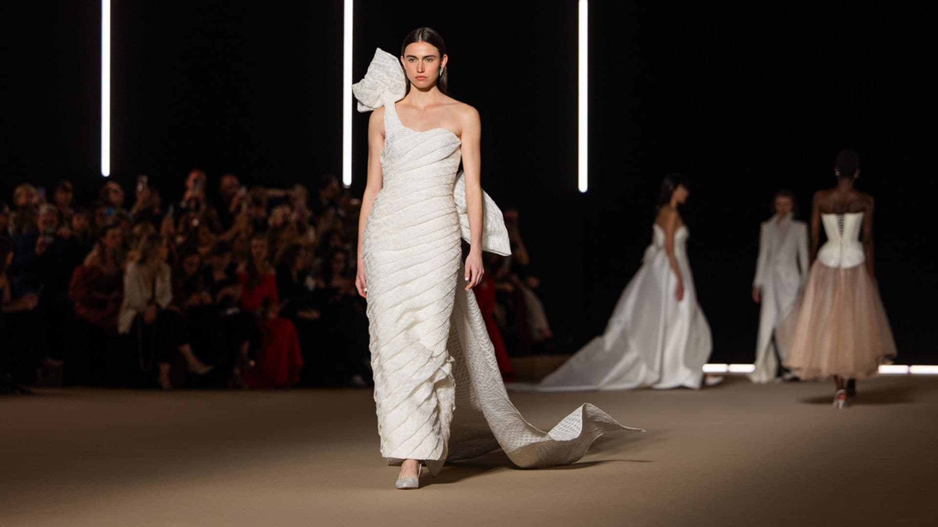 Pronovias revoluciona Barcelona con un desfile que marca el inicio de una nueva era